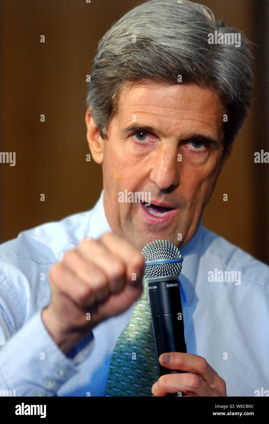 Elezioni presidenziali democratiche speranzoso il Senatore John Kerry parla per gli studenti dell Università di Howard il 15 aprile 2004 a Washington. Kerry è in visita università in tutta l'America per aumentare la consapevolezza del processo politico e il supporto di guadagno tra i giovani americani. (UPI foto/Michael Kleinfeld) Foto Stock
