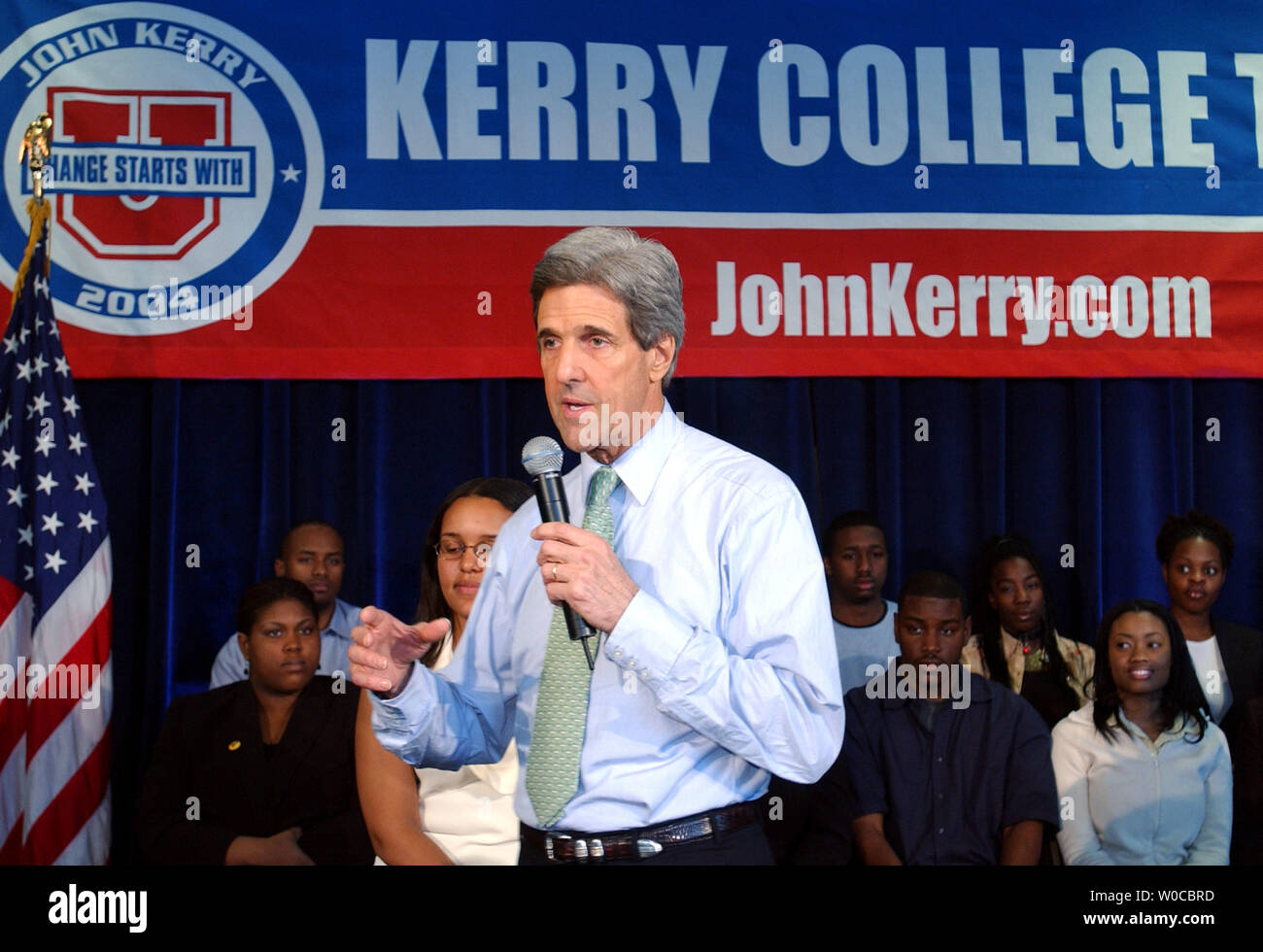 Elezioni presidenziali democratiche speranzoso il Senatore John Kerry parla per gli studenti dell Università di Howard il 15 aprile 2004 a Washington. Kerry è in visita università in tutta l'America per aumentare la consapevolezza del processo politico e il supporto di guadagno tra i giovani americani. (UPI foto/Michael Kleinfeld) Foto Stock