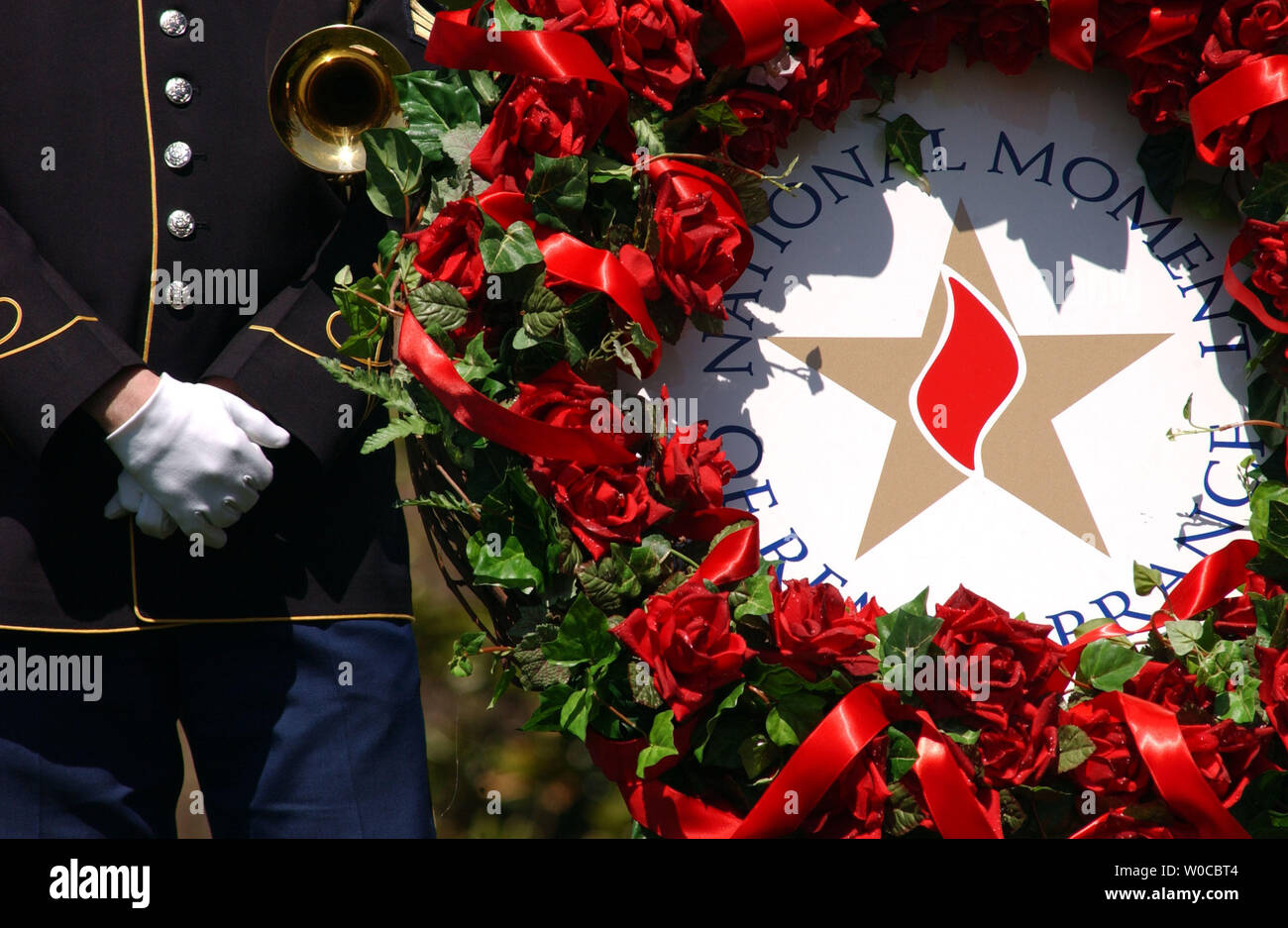 Un membro della guardia d'onore si erge su una corona di commemorazione delle forze speciali militari caduti in Operazione Iraqi Freedom, il 16 aprile 2004 presso il Cimitero Nazionale di Arlington, in Virginia. (UPI foto/Michael Kleinfeld) Foto Stock