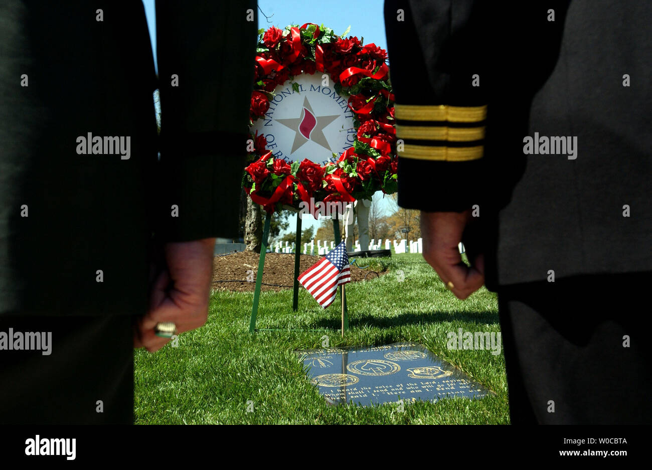 Due rappresentanti dai militari degli Stati Uniti in piedi sopra una ghirlanda di commemorazione delle forze speciali militari caduti in Operazione Iraqi Freedom, il 16 aprile 2004 presso il Cimitero Nazionale di Arlington, in Virginia. (UPI foto/Michael Kleinfeld) Foto Stock