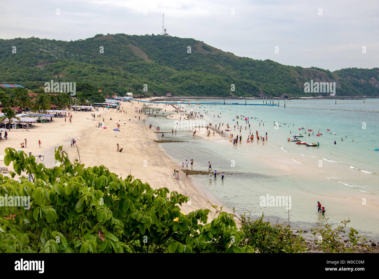 La spiaggia con le persone su Koh Larn Isola, Thailandia. Foto Stock