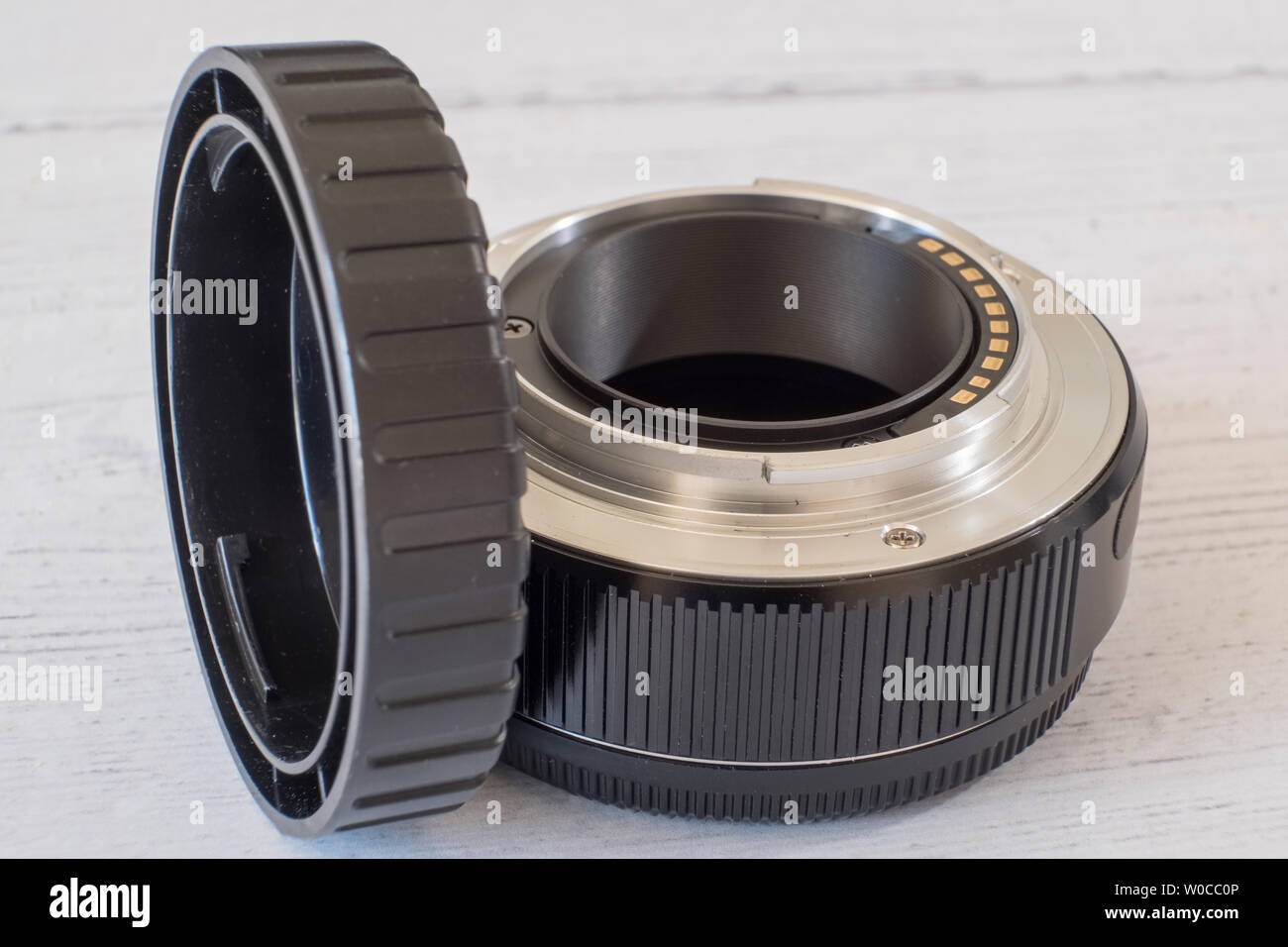 Obiettivo telecamera tubo di estensione e la lente della fotocamera cappuccio di estremità sul dipinto con la superficie della scheda. Foto Stock