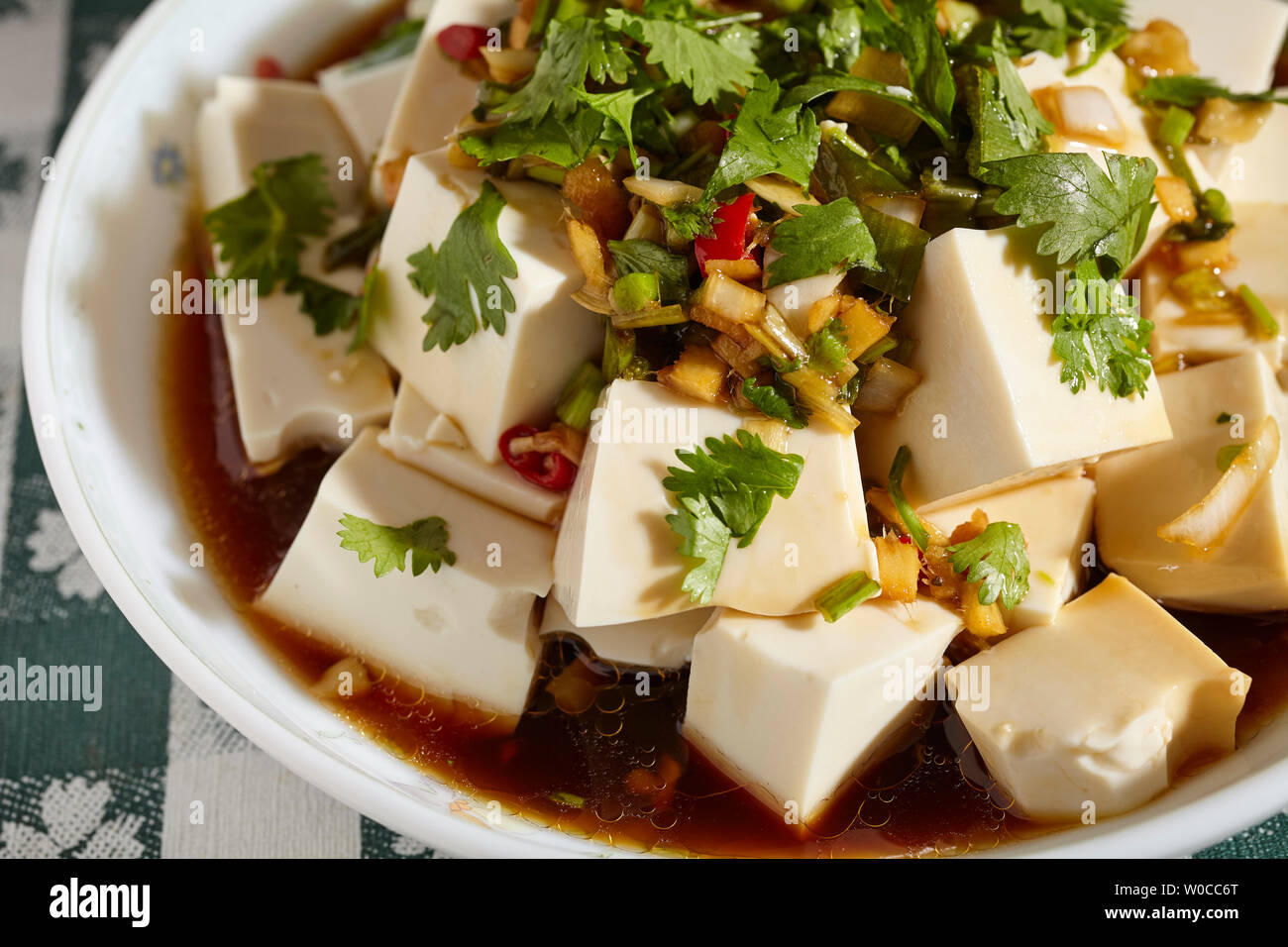 A freddo di tofu marinato insalata, chiamato liangban tofu in Cina Foto Stock