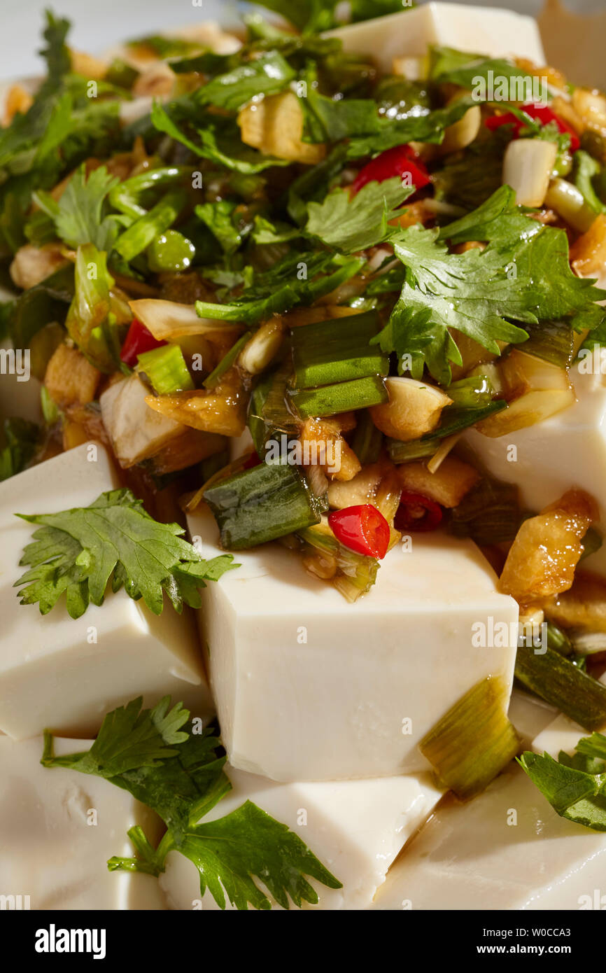 A freddo di tofu marinato insalata, chiamato liangban tofu in Cina Foto Stock