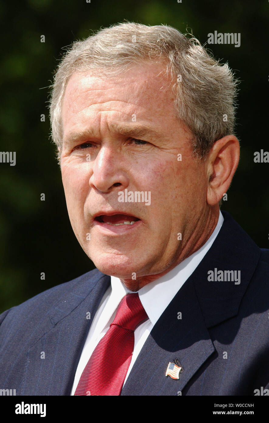 Il presidente Bush annuncia ai membri della stampa che il Direttore della CIA George Tenet dovranno rassegnarsi a partire dal mese di luglio, il 4 giugno 2004 sulla South Lawn della Casa Bianca a Washington. Tenet è stato una figura discutibile post 9/11 a causa di errori di intelligenza e di guasti in Iraq. (UPI foto/Michael Kleinfeld) Foto Stock