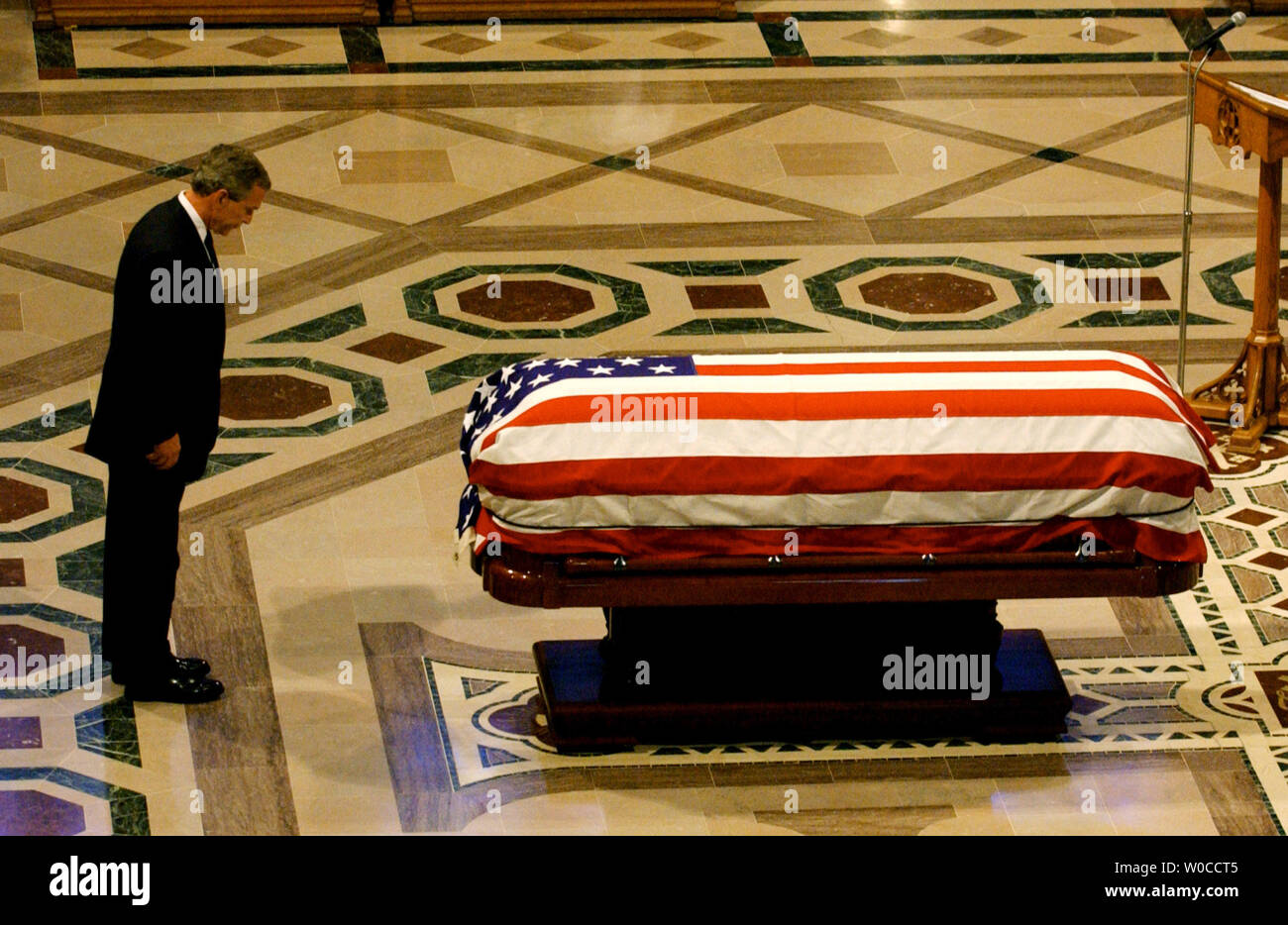 Il Presidente George W Bush archi a scrigno dell ex Presidente Ronald Reagan durante un funerale di stato presso la Cattedrale Nazionale di Washington, 11 giugno 2004. I leader del mondo ha reso omaggio al quarantesimo presidente degli Stati Uniti. (UPI foto/Pat Benic) Foto Stock