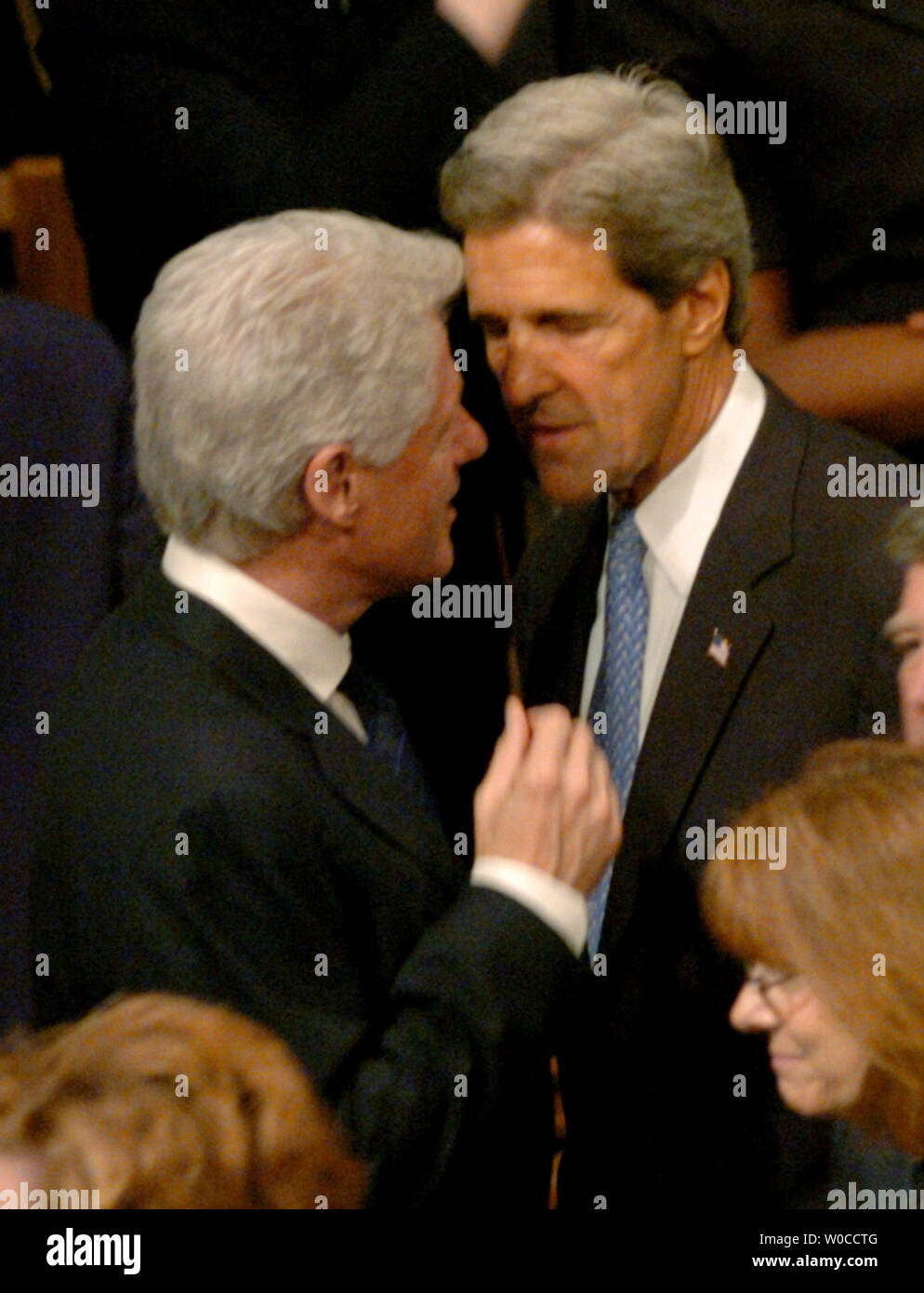 L'ex Presidente Bill Clinton (R) parla con il presunto candidato democratico John Kerry prima ai funerali di Stato dell ex Presidente Ronald Reagan alla Cattedrale Nazionale di Washington, 11 giugno 2004. I leader del mondo ha reso omaggio al quarantesimo presidente degli Stati Uniti. (UPI foto/Pat Benic) Foto Stock