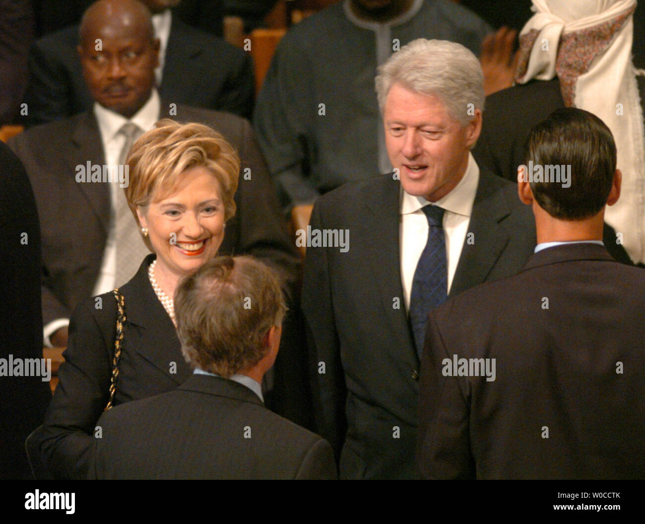 L'ex Presidente Bill Clinton e la moglie il senatore Hillary Rodham Clinton parla con leader stranieri prima di funerali di Stato dell ex Presidente Ronald Reagan alla Cattedrale Nazionale di Washington, 11 giugno 2004. I leader del mondo ha reso omaggio al quarantesimo presidente degli Stati Uniti. (UPI foto/Pat Benic) Foto Stock