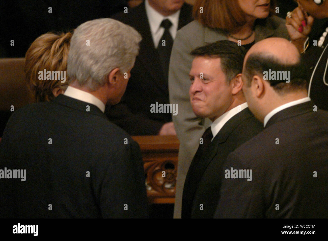 L'ex Presidente Bill Clinton (L) le trattative con il re in Giordania Abdullah prima ai funerali di Stato dell ex Presidente Ronald Reagan alla Cattedrale Nazionale di Washington, 11 giugno 2004. I leader del mondo ha reso omaggio al quarantesimo presidente degli Stati Uniti. (UPI foto/Pat Benic) Foto Stock