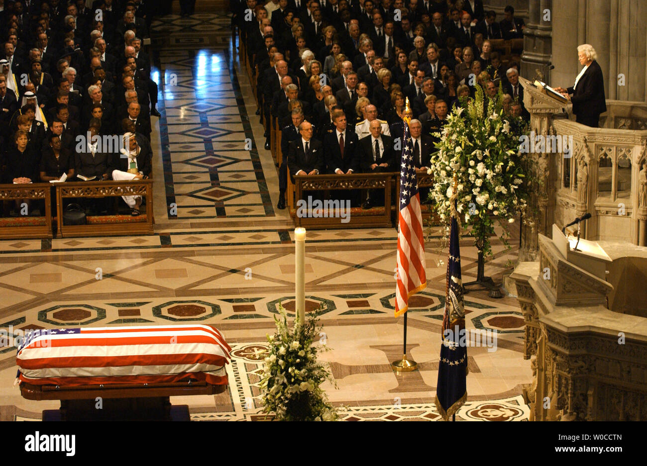 Giudice della Corte suprema Sandra Day O'Connor offre una lettura con i funerali di Stato dell ex Presidente Ronald Reagan alla Cattedrale Nazionale di Washington, 11 giugno 2004. I leader del mondo ha reso omaggio al quarantesimo presidente degli Stati Uniti. (UPI foto/Pat Benic) Foto Stock
