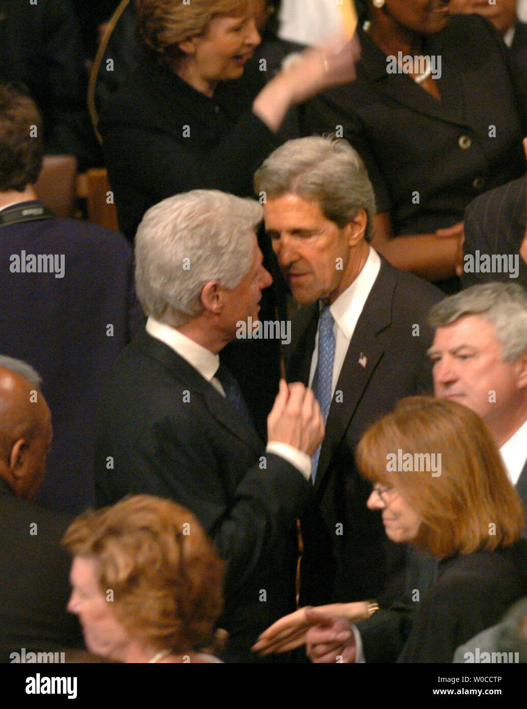 L'ex Presidente Bill Clinton (R) parla con il presunto candidato democratico John Kerry prima ai funerali di Stato dell ex Presidente Ronald Reagan alla Cattedrale Nazionale di Washington, 11 giugno 2004. I leader del mondo ha reso omaggio al quarantesimo presidente degli Stati Uniti. (UPI foto/Pat Benic) Foto Stock