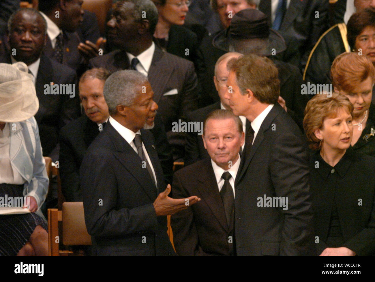 Il Segretario Generale dell ONU Kofi Annan (L) colloqui con il Primo Ministro britannico Tony Blair prima di funerali di Stato dell ex Presidente Ronald Reagan alla Cattedrale Nazionale di Washington, 11 giugno 2004. I leader del mondo ha reso omaggio al quarantesimo presidente degli Stati Uniti. (UPI foto/Pat Benic) Foto Stock