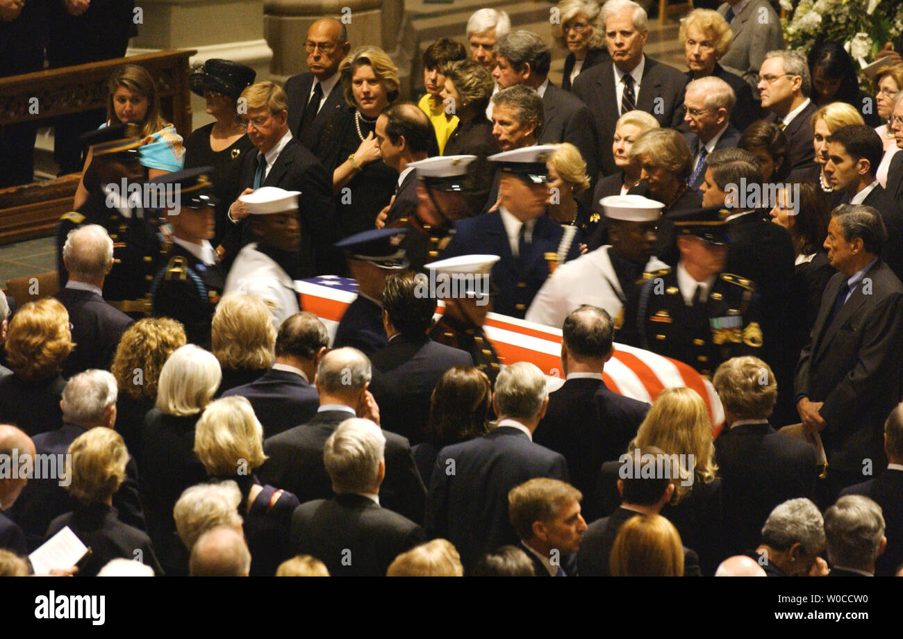 Militari di guardia d'onore porta scrigno dell ex Presidente Ronald Reagan durante il funerale di stato presso la Cattedrale Nazionale di Washington, 11 giugno 2004. I leader del mondo ha reso omaggio al quarantesimo presidente degli Stati Uniti. (UPI foto/Pat Benic) Foto Stock