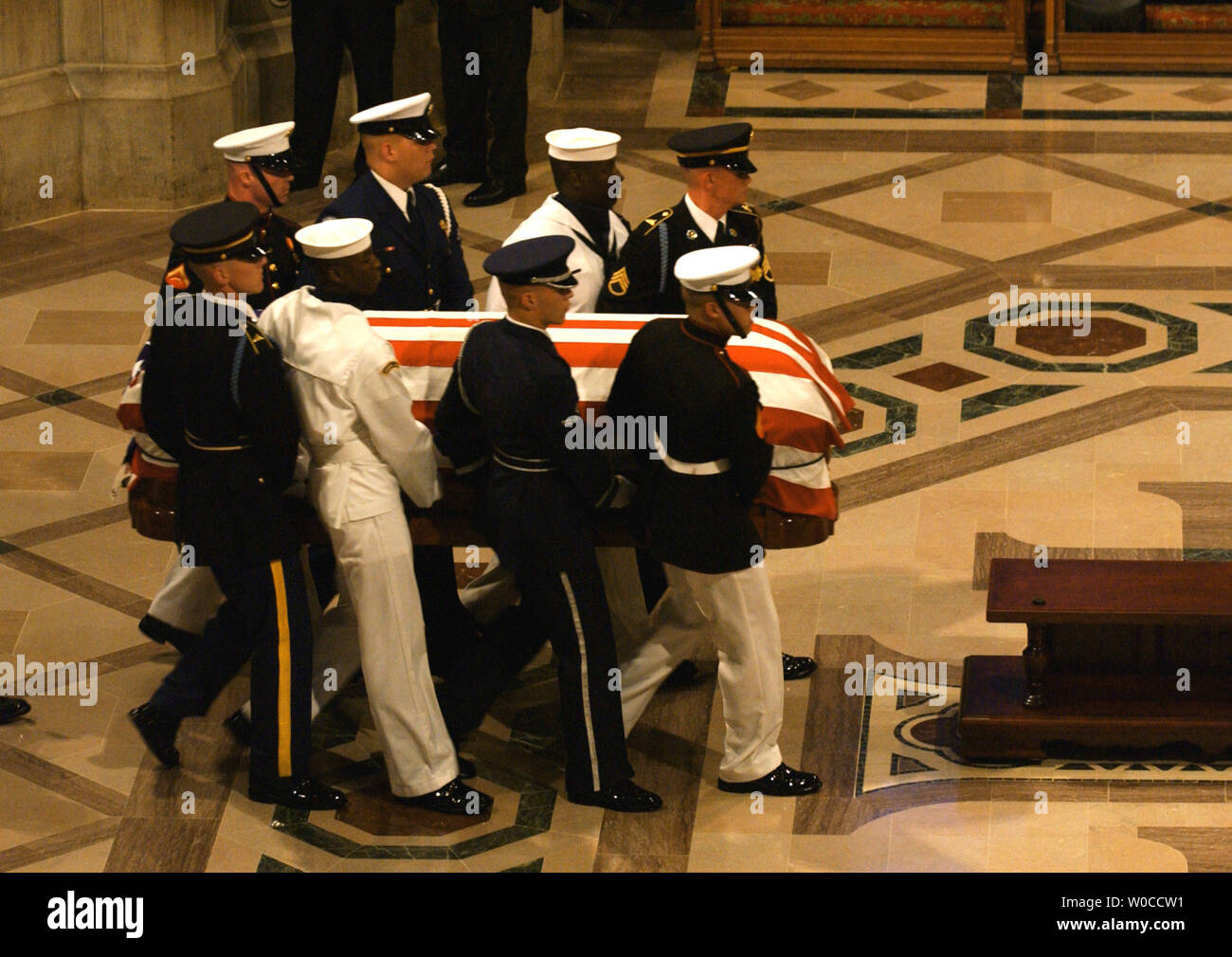 Militari di guardia d'onore porta scrigno dell ex Presidente Ronald Reagan durante il funerale di stato presso la Cattedrale Nazionale di Washington, 11 giugno 2004. I leader del mondo ha reso omaggio al quarantesimo presidente degli Stati Uniti. (UPI foto/Pat Benic) Foto Stock