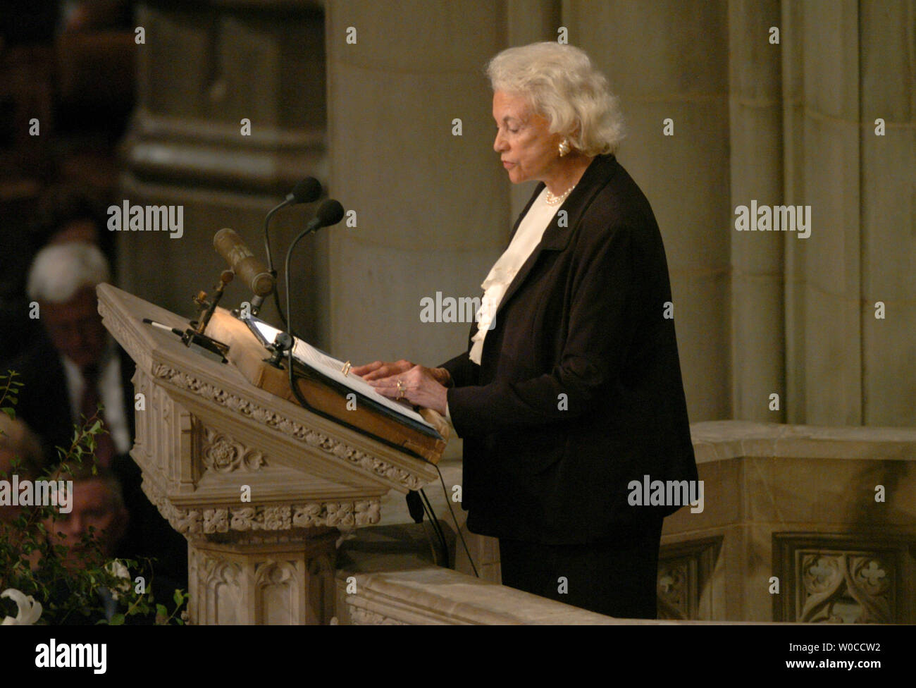 Giudice della Corte suprema Sandra Day O'Connor offre una lettura con i funerali di Stato dell ex Presidente Ronald Reagan alla Cattedrale Nazionale di Washington, 11 giugno 2004. I leader del mondo ha reso omaggio al quarantesimo presidente degli Stati Uniti. (UPI foto/Pat Benic) Foto Stock