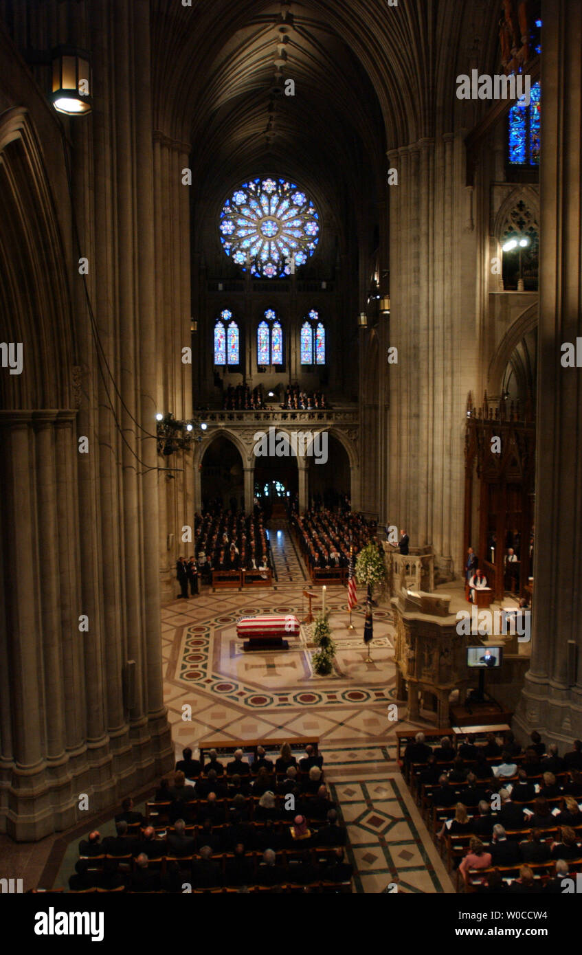 Il Presidente George W Bush offre un elogio per l ex Presidente Ronald Reagan durante il funerale di stato presso la Cattedrale Nazionale di Washington, 11 giugno 2004. I leader del mondo ha reso omaggio al quarantesimo presidente degli Stati Uniti. (UPI foto/Pat Benic) Foto Stock