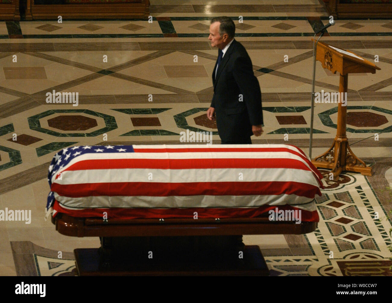 L ex Presidente George Bush passeggiate passato scrigno dell ex Presidente Ronald Reagan durante il funerale di stato presso la Cattedrale Nazionale di Washington, 11 giugno 2004. Bush è stato anche vice-presidente sotto Reagan. I leader del mondo ha reso omaggio al quarantesimo presidente degli Stati Uniti. (UPI foto/Pat Benic) Foto Stock