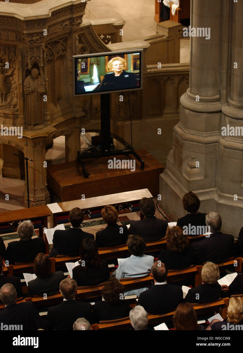 L'ex primo ministro britannico Margaret Thatcher offre il suo commento tramite un monitor televisivo al funerale di stato dell'ex Presidente Ronald Reagan alla Cattedrale Nazionale di Washington, 11 giugno 2004. I leader del mondo ha reso omaggio al quarantesimo presidente degli Stati Uniti. (UPI foto/Pat Benic) Foto Stock