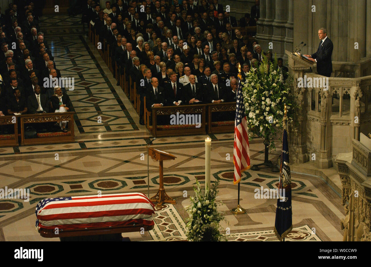Il Presidente George W Bush offre un elogio per l ex Presidente Ronald Reagan durante il funerale di stato presso la Cattedrale Nazionale di Washington, 11 giugno 2004. I leader del mondo ha reso omaggio al quarantesimo presidente degli Stati Uniti. (UPI foto/Pat Benic) Foto Stock