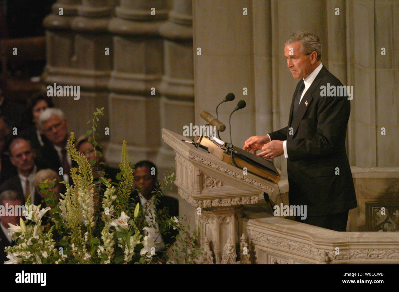 Il Presidente George W Bush offre un elogio per l ex Presidente Ronald Reagan durante il funerale di stato presso la Cattedrale Nazionale di Washington, 11 giugno 2004. I leader del mondo ha reso omaggio al quarantesimo presidente degli Stati Uniti. (UPI foto/Pat Benic) Foto Stock