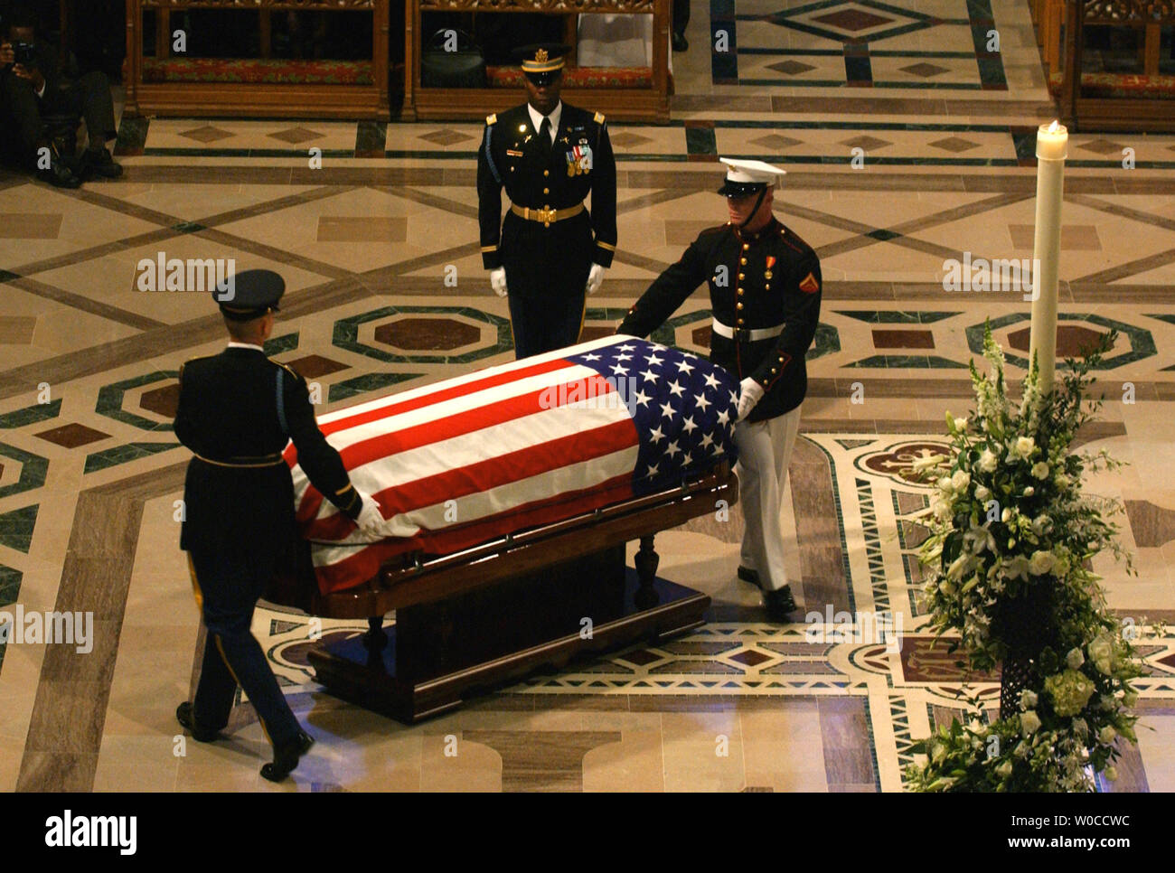 Militari di guardia d'onore girare lo scrigno dell ex Presidente Ronald Reagan durante il funerale di stato presso la Cattedrale Nazionale di Washington, 11 giugno 2004. I leader del mondo ha reso omaggio al quarantesimo presidente degli Stati Uniti. (UPI foto/Pat Benic) Foto Stock