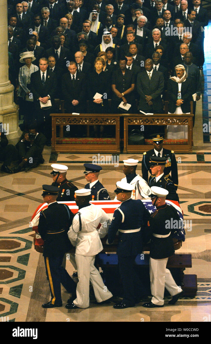 Militari di guardia d'onore portare il corpo dell ex Presidente Ronald Reagan durante il funerale di stato presso la Cattedrale Nazionale di Washington, 11 giugno 2004. I leader del mondo ha reso omaggio al quarantesimo presidente degli Stati Uniti. (UPI foto/Pat Benic) Foto Stock