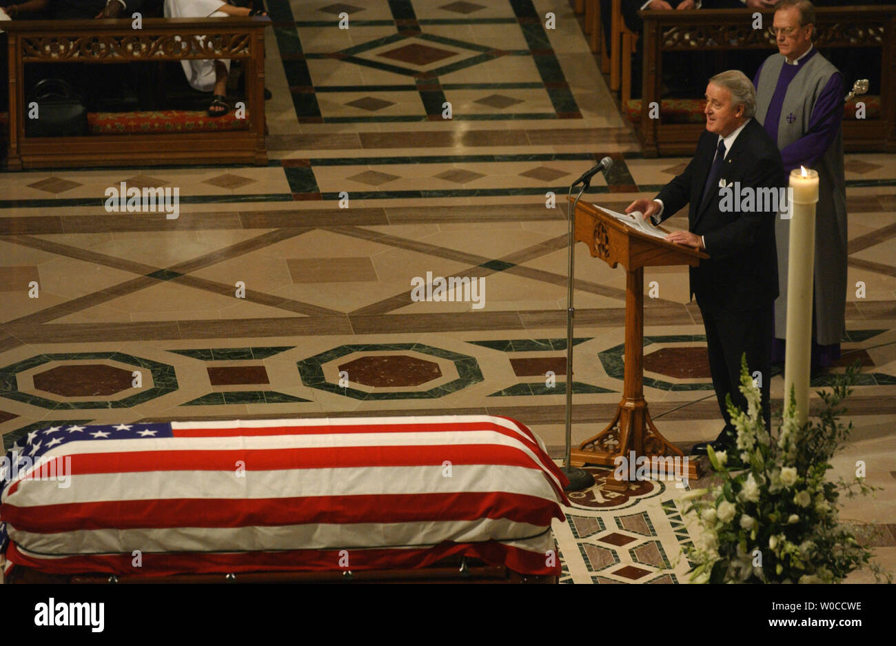 Ex il primo ministro canadese Brian Mulroney deliever il suo commento al funerale di stato dell'ex Presidente Ronald Reagan alla Cattedrale Nazionale di Washington, 11 giugno 2004. I leader del mondo ha reso omaggio al quarantesimo presidente degli Stati Uniti. (UPI foto/Pat Benic) Foto Stock