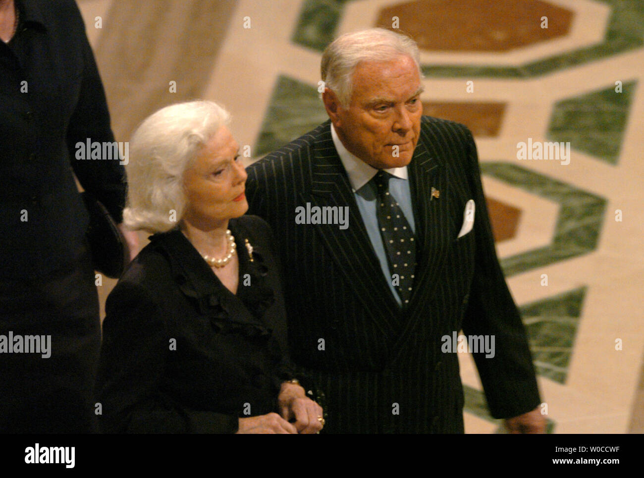 Alexander Haig, ex segretario di stato sotto il Presidente Ronald Reagan, passeggiate dalla chiesa dopo i funerali di Stato presso la Cattedrale Nazionale di Washington, 11 giugno 2004. I leader del mondo ha reso omaggio al quarantesimo presidente degli Stati Uniti. (UPI foto/Pat Benic) Foto Stock