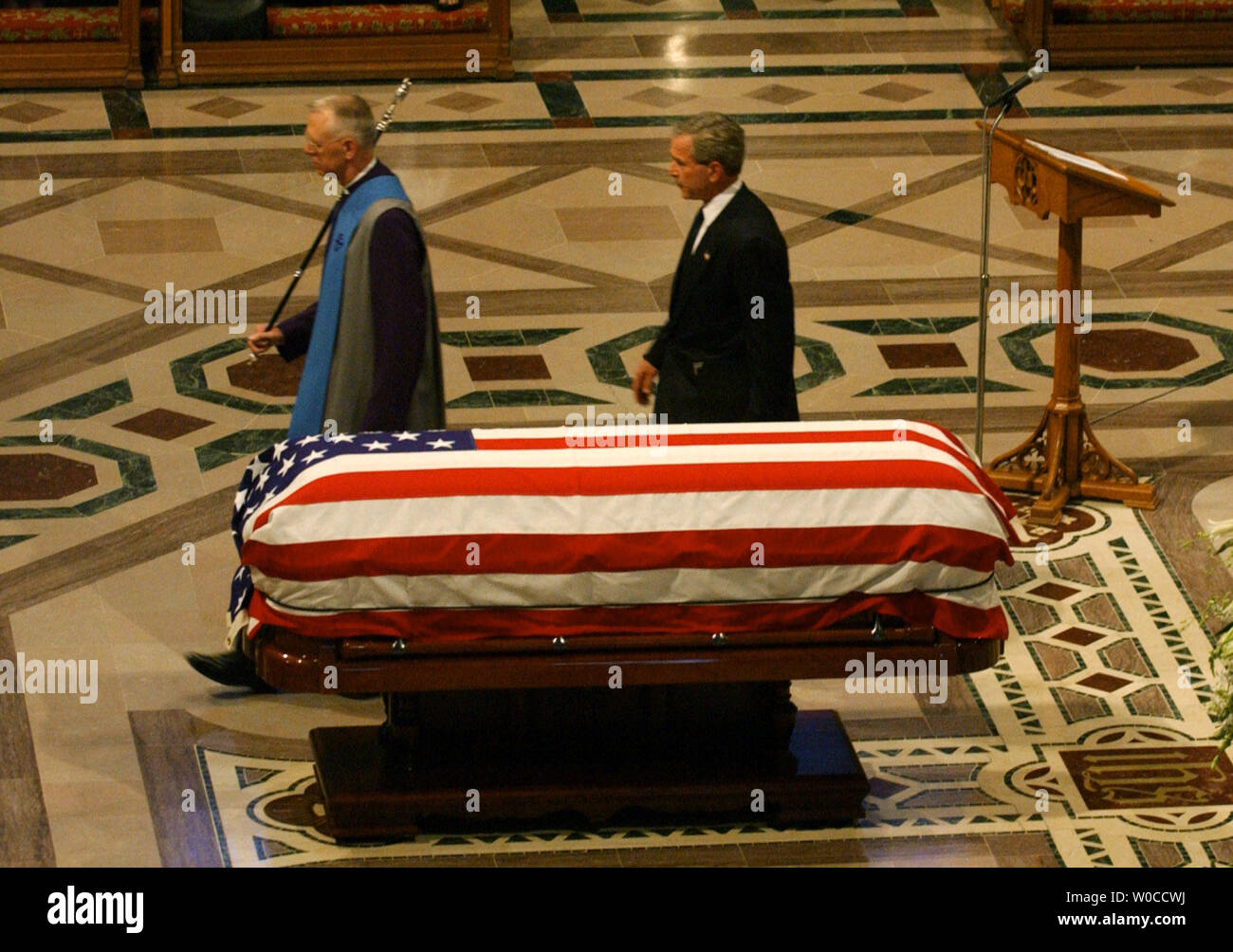 Il Presidente George W Bush passeggiate passato scrigno dell ex Presidente Ronald Reagan durante un funerale di stato presso la Cattedrale Nazionale di Washington, 11 giugno 2004. I leader del mondo ha reso omaggio al quarantesimo presidente degli Stati Uniti. (UPI foto/Pat Benic) Foto Stock