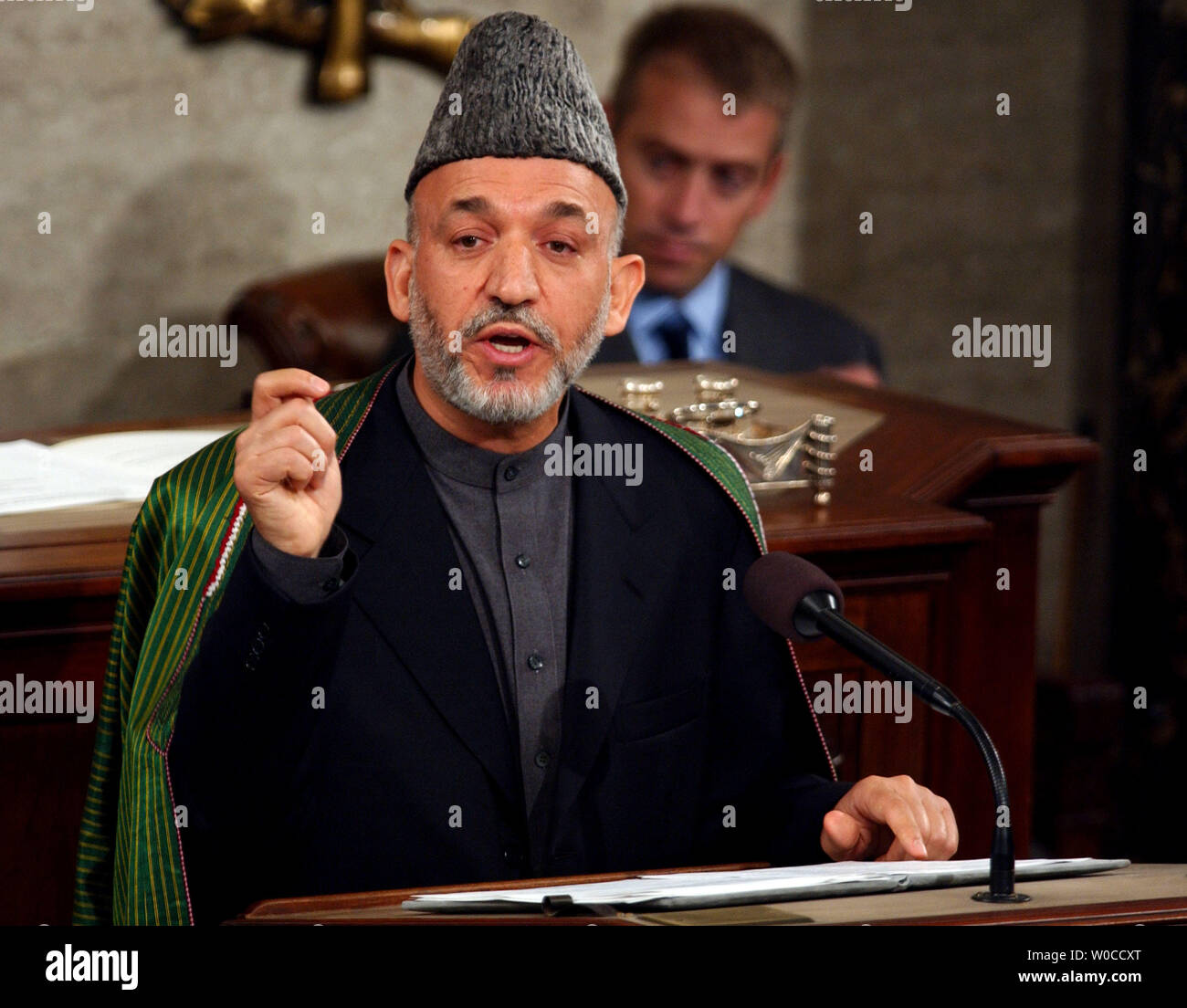 Il presidente dell'Afghanistan, Hamid Karzai risolve una riunione congiunta del Congresso il 15 giugno 2004 presso il Campidoglio di Washington. Karzai ha detto che la guerra contro il terrore nel suo paese è ancora in corso e ha chiesto per un continuo supporto americano. L'Afghanistan ha le prime elezioni nelle settimane seguenti. (UPI foto/Michael Kleinfeld) Foto Stock