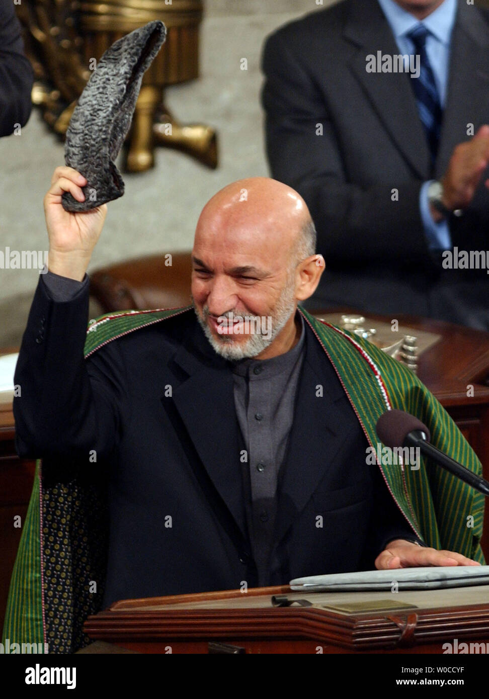 Il presidente dell'Afghanistan, Hamid Karzai onde da applausi prima di affrontare una riunione congiunta del Congresso il 15 giugno 2004 presso il Campidoglio di Washington. Karzai ha detto che la guerra contro il terrore nel suo paese è ancora in corso e ha chiesto per un continuo supporto americano. L'Afghanistan ha le prime elezioni nelle settimane seguenti. (UPI foto/Michael Kleinfeld) Foto Stock