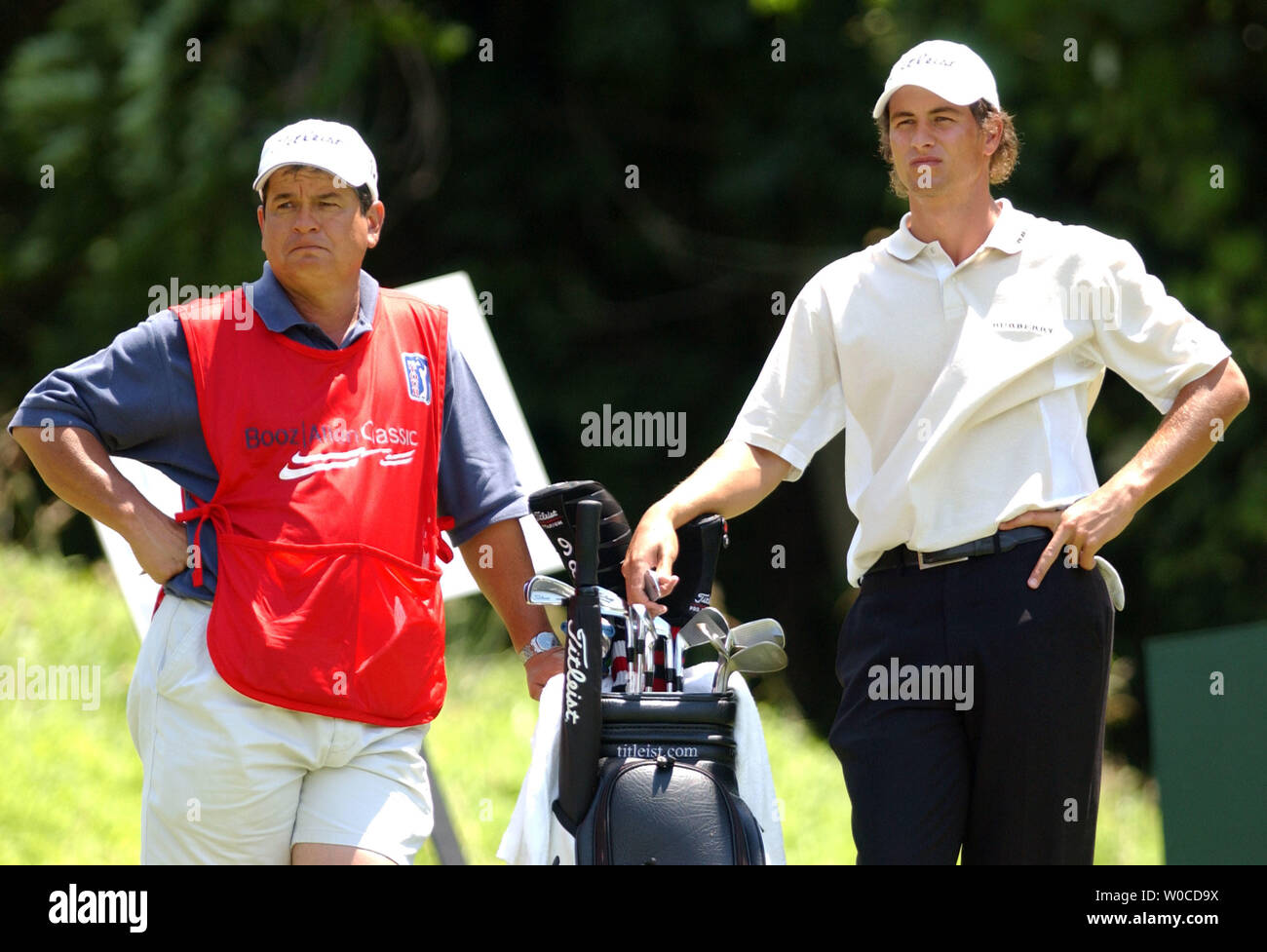 Adam Scott dimensioni fino 3 buche con il suo caddy a PGA Booz Allen Classic su Giugno 27, 2004 in Potomac, Maryland. Scott è leader nel corso del giorno finale da sei corse. (UPI foto/Michael Kleinfeld) Foto Stock