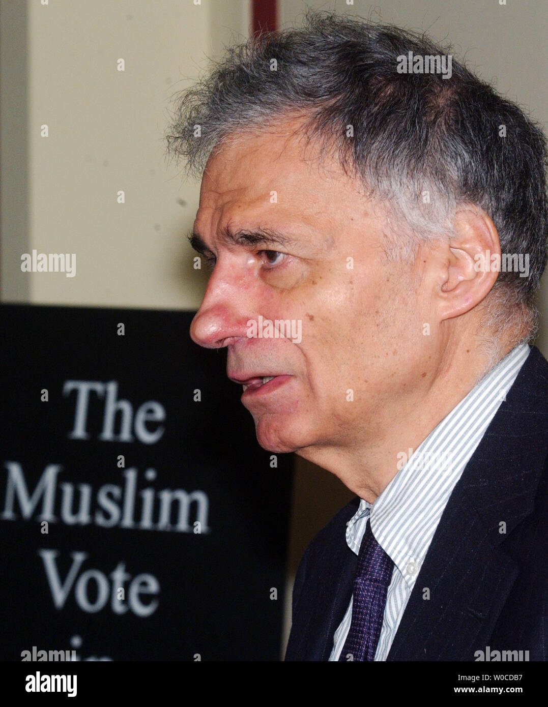 Candidato indipendente Ralph Nader parla di coloro che sono riuniti in corrispondenza di un Consiglio per l'interesse nazionale sponsorizzato discussione riguardante musulmana del americano preoccupazioni nel 2004 campagna presidenziale, il 29 giugno 2004 a Washington. Nader ha detto che l'amministrazione Bush è il trattamento dei musulmani in patria e all estero è incostituzionale e che la guerra in Iraq dovrebbe essere un fattore importante nella scelta del prossimo presidente degli Stati Uniti. (UPI foto/Michael Kleinfeld) Foto Stock