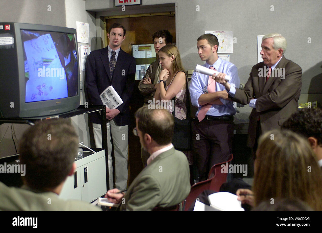Sost. Frank Wolf, Repubblicano della Virginia, parla su disegni dei bambini africani come un esercizio di terapeutica nel corso di una conferenza stampa a Washington Stati Uniti Capitol sulla crisi del Darfur in Sudan, Luglio 6, 2004. I disegni raffigurano la violenza i bambini stanno vedendo come bombe, elicotteri riprese a loro e chi muore.(UPI Photo/ Arianne Starnes) Foto Stock