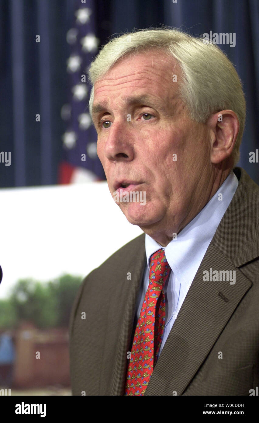 Sost. Frank Wolf, Repubblicano della Virginia, parla nel corso di una conferenza stampa a Washington Stati Uniti Capitol sulla crisi del Darfur in Sudan, Luglio 6, 2004.(UPI Photo/ Arianne Starnes) Foto Stock