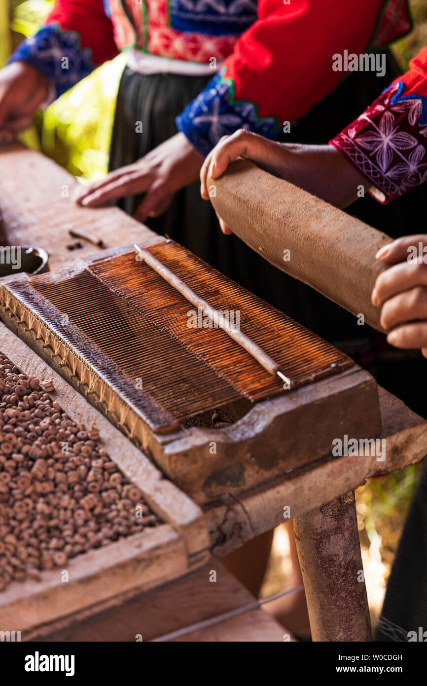 Atelier di ceramica modelli in argilla e pittura a mano a vendere come souvenir, Pisac, Valle Sacra, Perù, Sud America Foto Stock