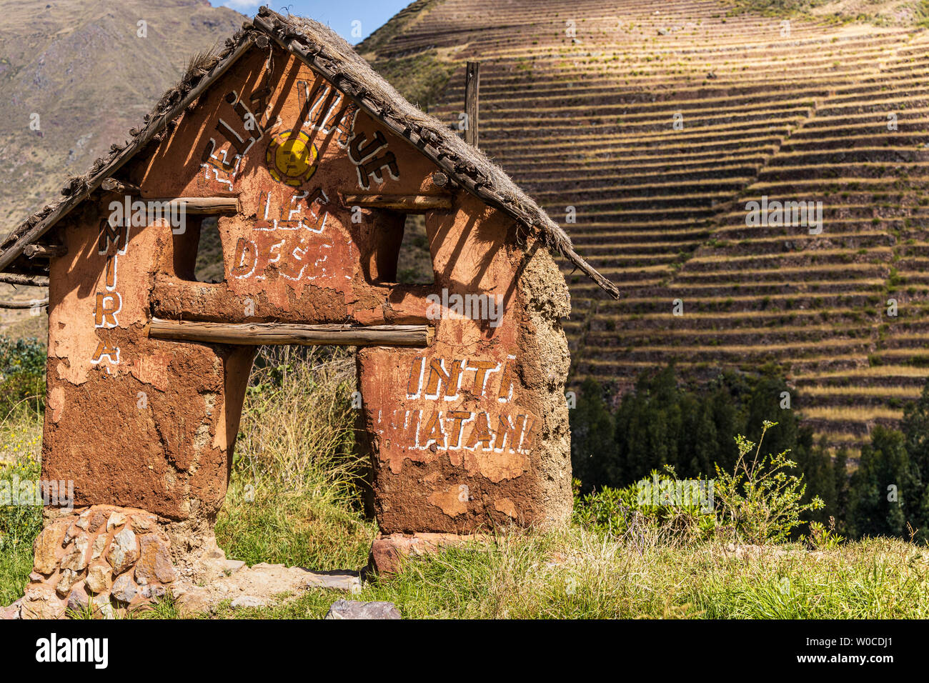 Terrazze e vedute dal Mirador de Inti Huatana di Pisac, Valle Sacra, Perù, Sud America Foto Stock