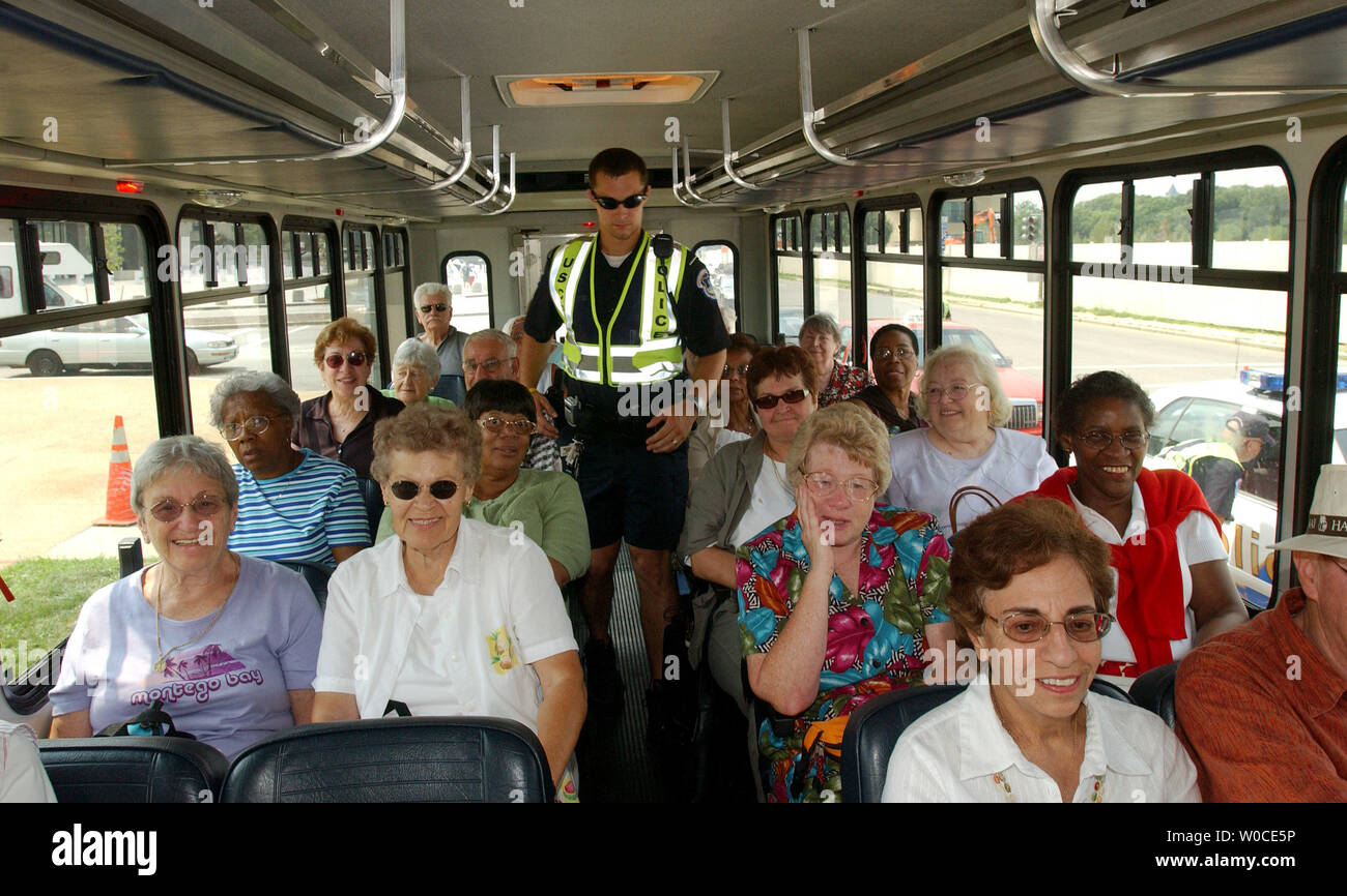 Stati Uniti Capitol polizia cerca un autobus turistico a un checkpoint sul Viale Indipendenza vicino a Capitol Hill a Washington il 3 agosto, 2004. La polizia ha istituito posti di blocco intorno la U.S. Area del Campidoglio per cercare veicoli sospetti, e ho preso altre azioni, dopo che il dipartimento di sicurezza sollevato il terrorismo minaccia a livello di codice arancione durante il fine settimana. (UPI foto/Roger L. Wollenberg) Foto Stock