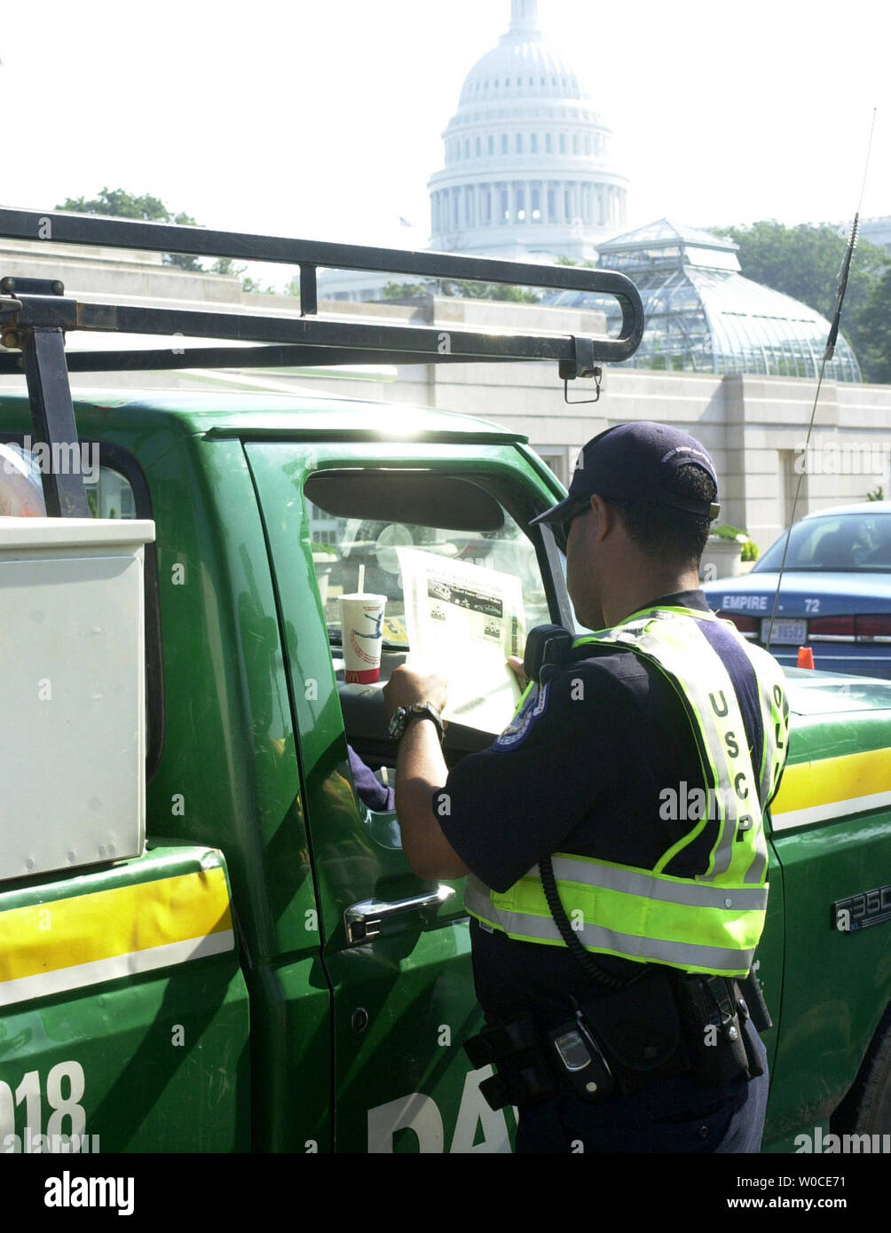 Un U.S. Capitol funzionario di polizia controlla un carrello di lavoro su indipendenza Ave., vicino a Capitol Hill a Washington il 4 agosto, 2004. I funzionari sono conducendo ricerche di tutti i veicoli intorno al Capitol Complex a causa di un accresciuto il terrorismo minaccia a livello. (UPI foto/Arianne Starnes) Foto Stock