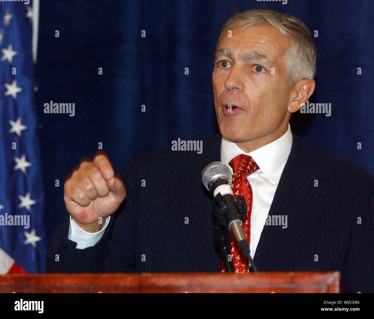 Gen. Wesley Clark, Ret., parla al centro per il progresso americano a Washington il 7 settembre 9, 2004. Clark brillare il Presidente Bush e la sua amministrazione le politiche contro il terrorismo, dicendo che la guerra in Iraq è stato un sforzo sprecato che ha mantenuto i militari da catturare o uccidere Osama Bin Laden in Afghanistan. (UPI foto/Roger L. Wollenberg) Foto Stock