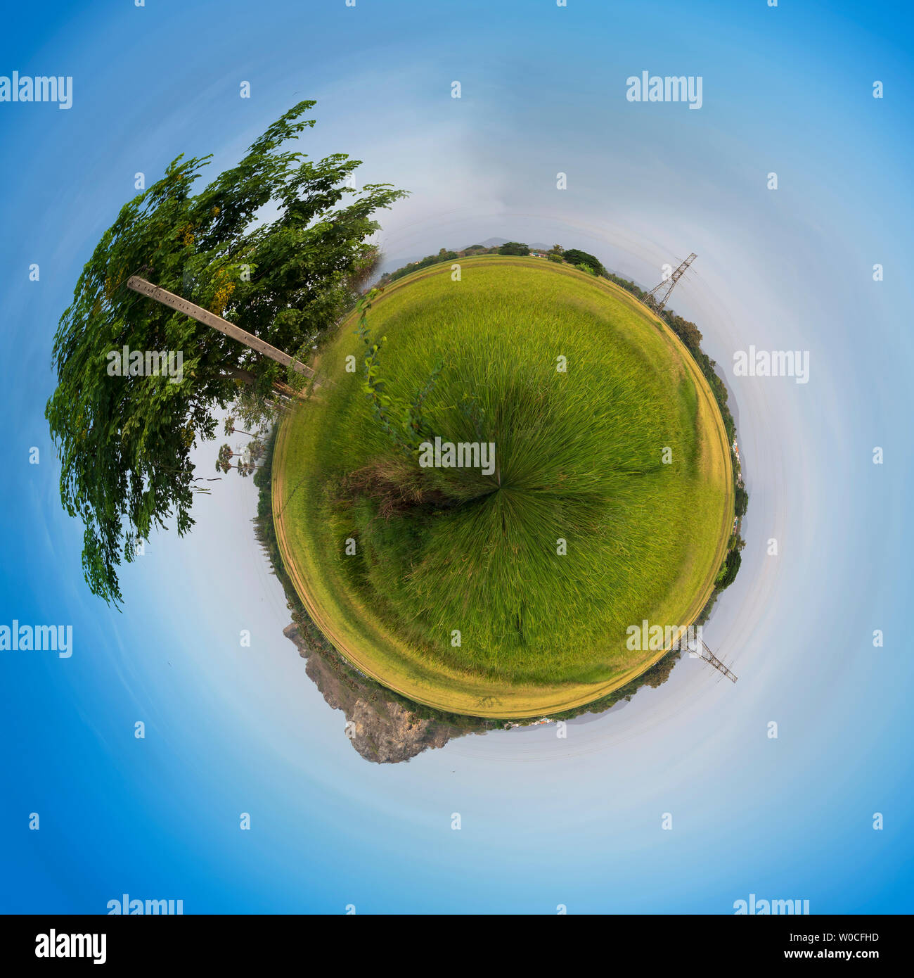 Globo effetto sfera paesaggio panoramico di fresco e la natura del campo di  riso di montagna potenza elettrica della torre contro il cielo blu Foto  stock - Alamy