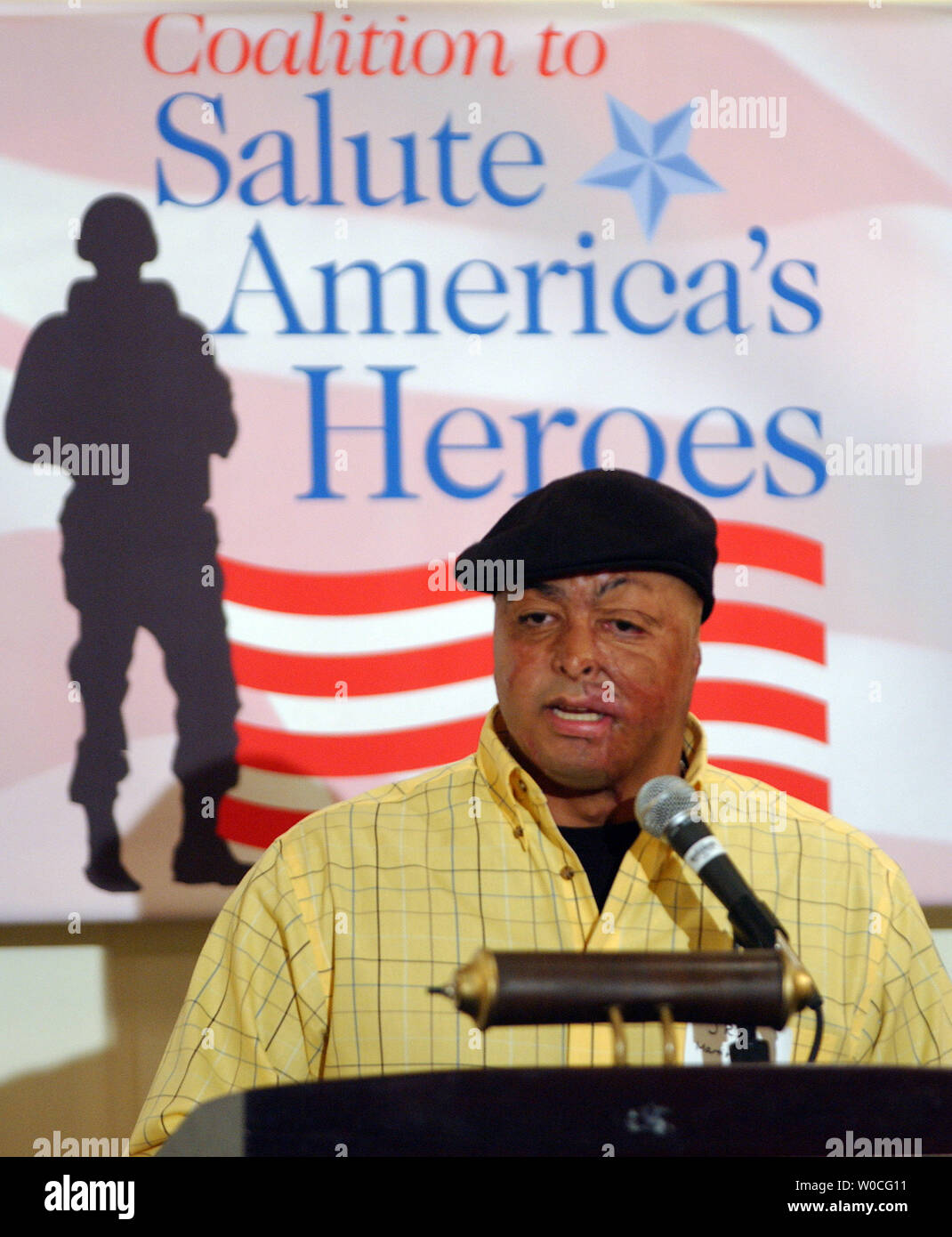Stati Uniti Esercito Cpl. J.R. Martinez, un soldato ferito in Iraq, parla a un pranzo di raccolta fondi per conto della coalizione per la salute America's Eroi a Washington il 9 novembre 9, 2004. L organizzazione è stata fondata per aiutare a fornire servizi di supporto per i veterani, specialmente quelli gravemente feriti e disabili e le loro famiglie. (UPI foto/Roger L. Wollenberg) Foto Stock