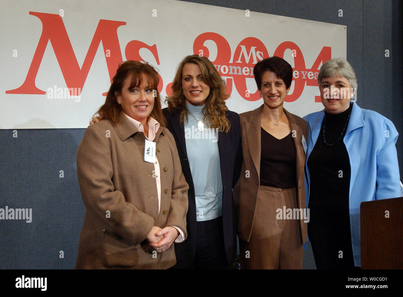 Patty Casazza, Mindy Kleinberg e Laurie Van Auken (L a R) pongono con Eleanor Smeal, editore di 'Ms.' magazine e presidente della maggioranza femminista Foundation, Smeal li ha presentati presso il 'Ms." 2004 donne dell'anno Colazione Premi su 6 dicembre 2004, presso il National Press Club a Washington. (UPI foto/Roger L. Wollenberg) Foto Stock