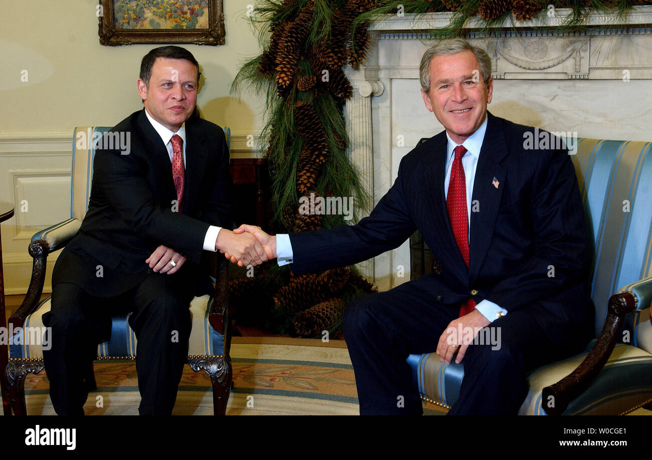 Il Presidente George W Bush Giordani accoglie il re Abdullah II per l'Ufficio Ovale il 6 dicembre 2004 presso la Casa Bianca a Washington. Abdullah è in città per discutere la situazione attuale in Iraq e la up prossime elezioni nei territori palestinesi. (UPI foto/Michael Kleinfeld) Foto Stock