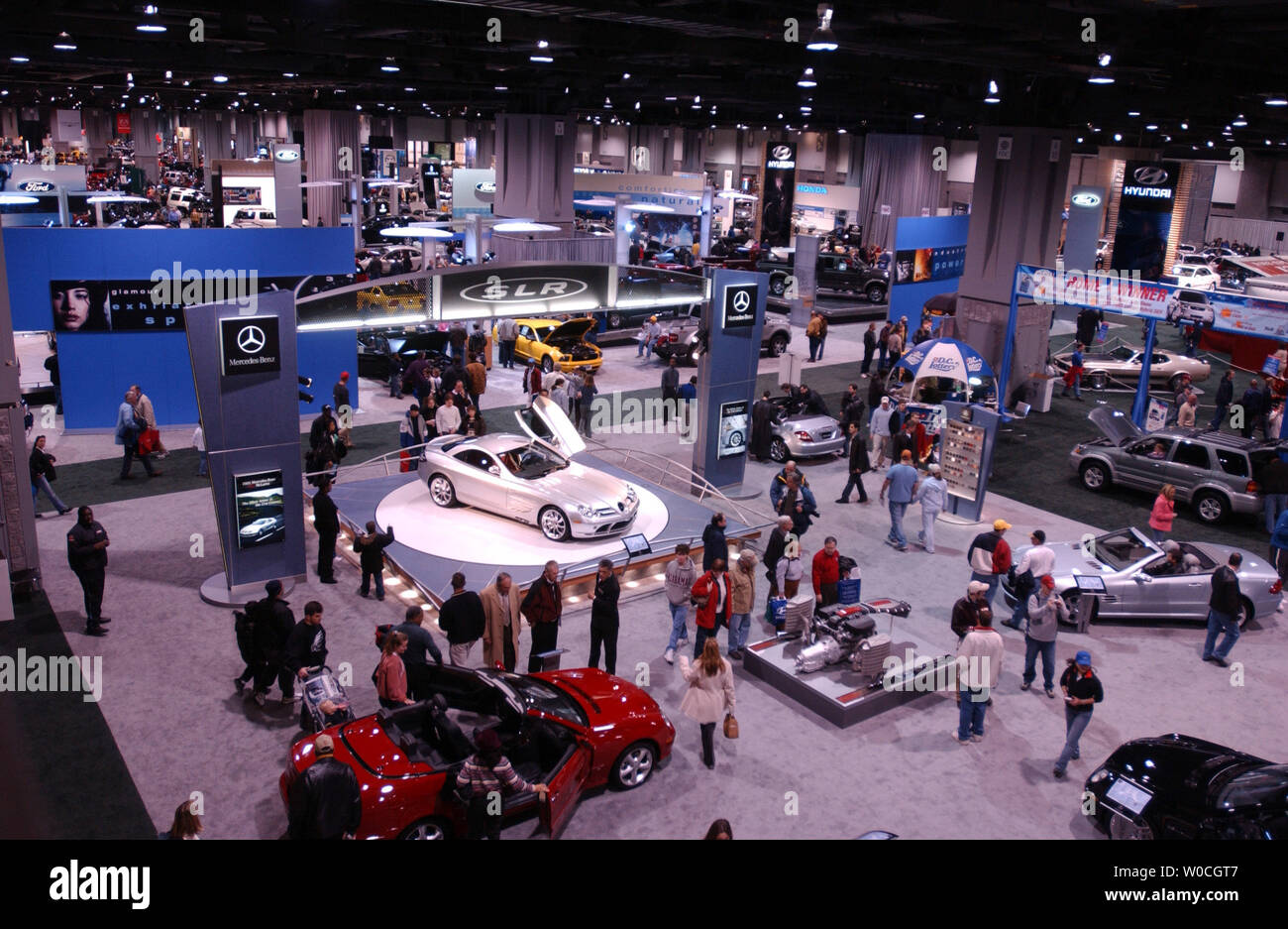 Gli spettatori presso il 2005 Washington Auto Show a piedi intorno e visualizzare le molte nuove auto sul display al Washington Convention Center il 27 dicembre 2004. Il salone sarà aperto fino al 2 gennaio e presenterà le concept car e nuovi rilasci di quasi tutte le auto commerciali makers. (UPI foto/Michael Kleinfeld) Foto Stock