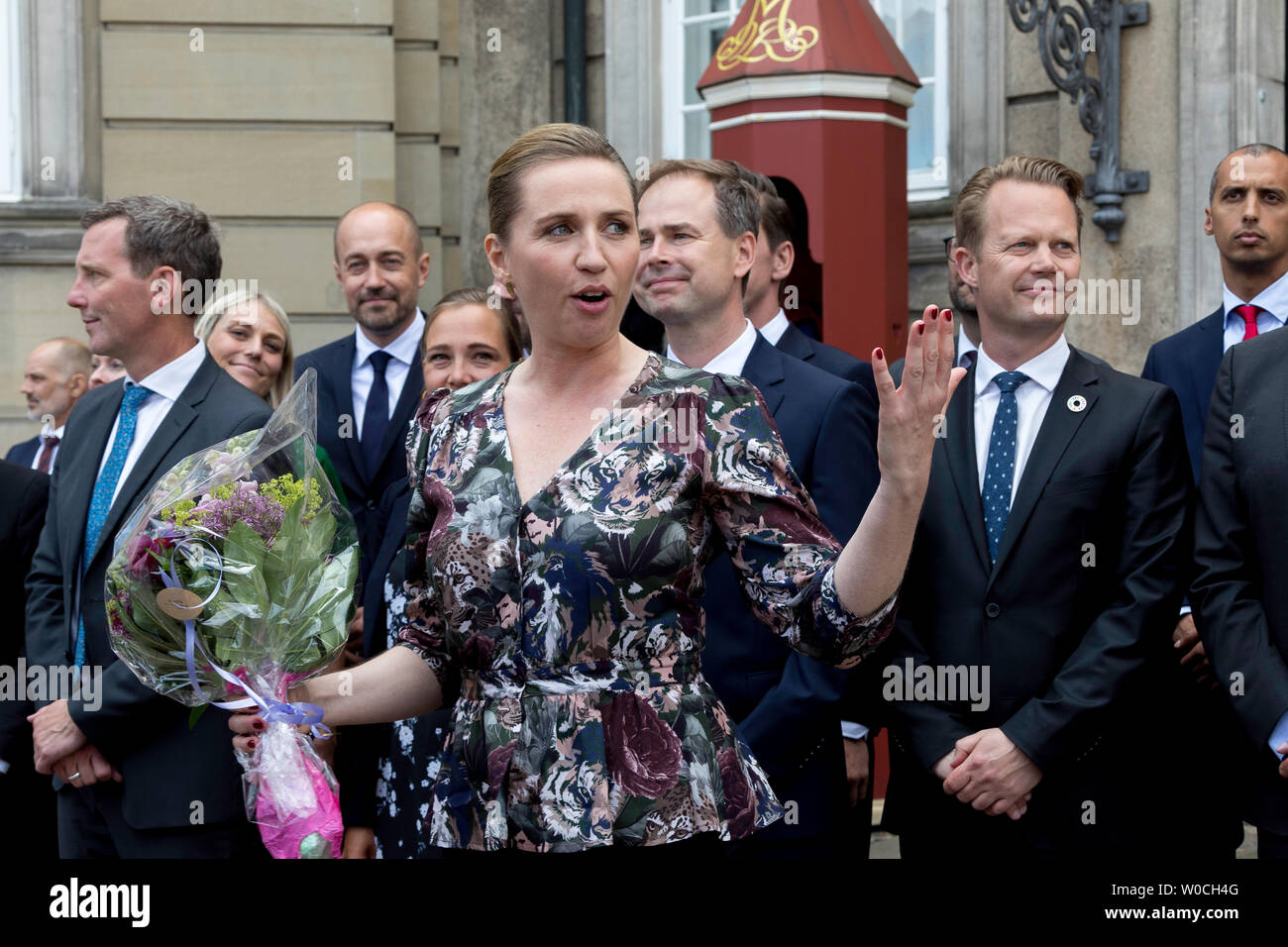 Il primo ministro Mette Frederiksen (Socialdemocratici) presentando il suo nuovo governo al di fuori del Palazzo Amalienborg a Copenaghen, Foto Stock