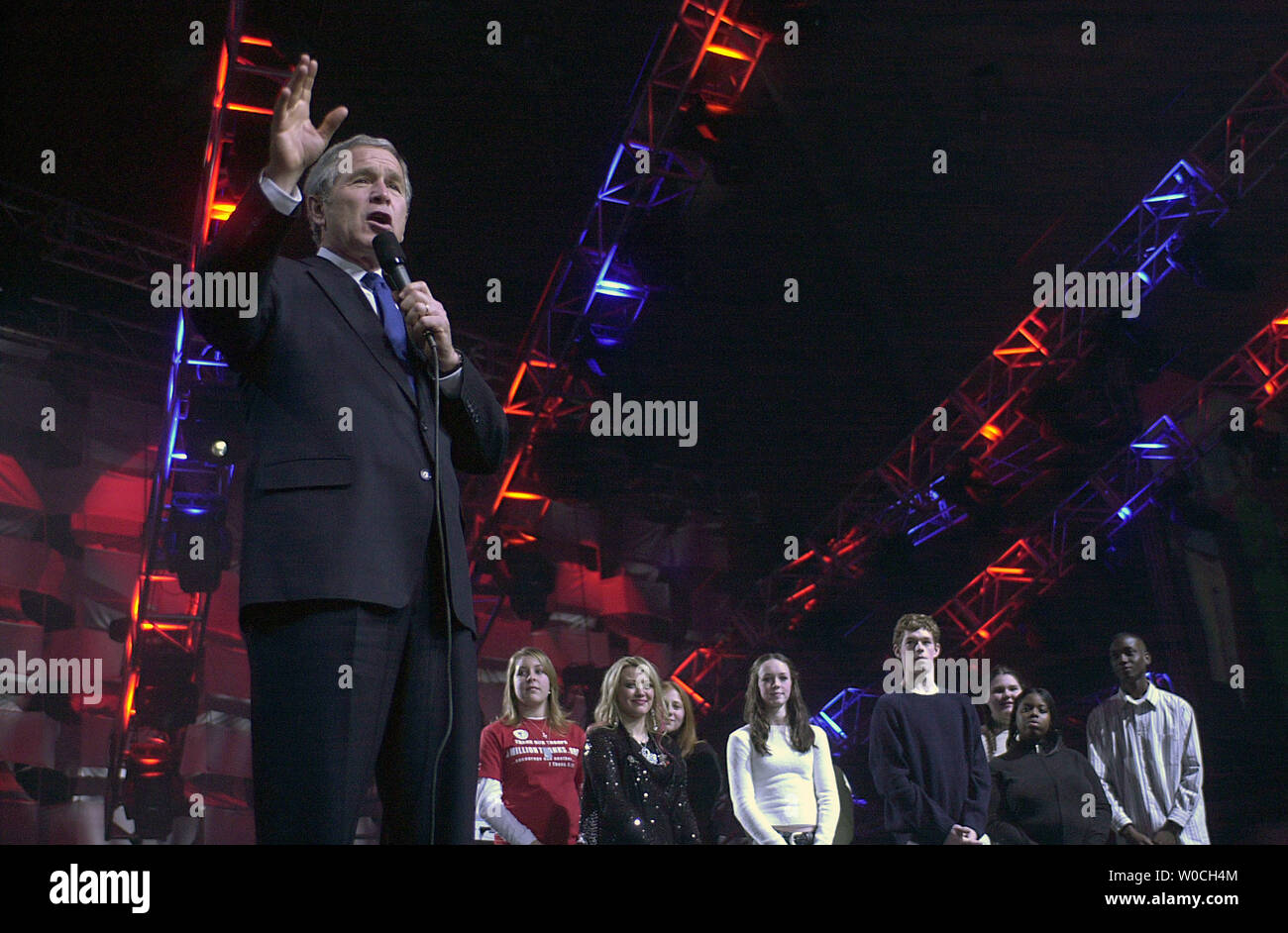 Il Presidente Bush parla di pre-evento inaugurale "America's futuro rocce di oggi - una chiamata al servizio' Evento gioventù presso il DC Armory a Washington il 18 gennaio 2005. Egli è entrato in scena da pop artista Hilary Duff e molti volontari che hanno partecipato all'evento. (UPI foto/Arianne Starnes) Foto Stock