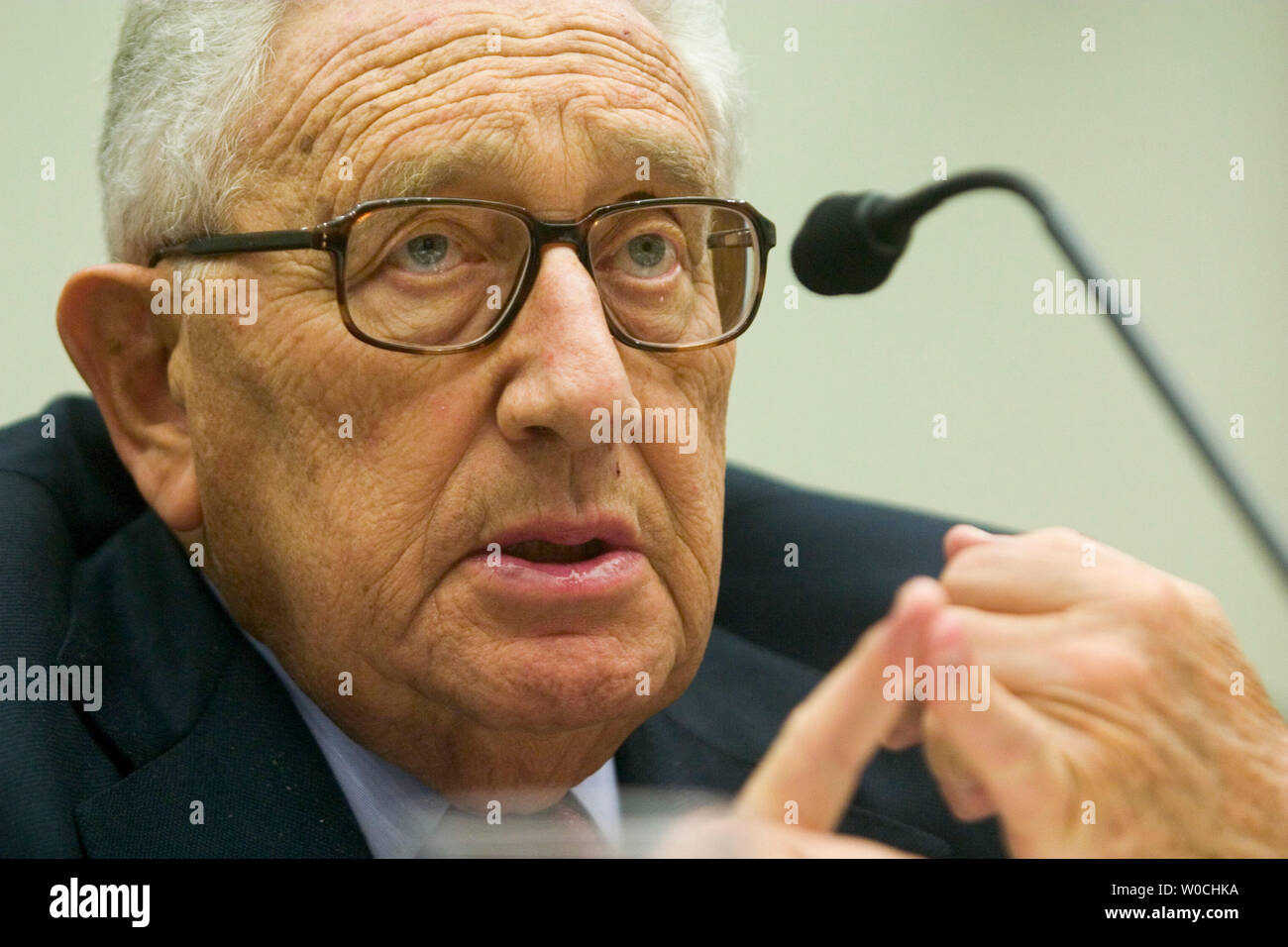 Ex U.S. Il segretario di Stato Henry Kissinger risolve la casa Comitato per le relazioni internazionali in un'audizione circa il processo di pace in Medio Oriente su Capitol Hill il 10 febbraio 2005. Kissinger si è detto convinto che Israele e i palestinesi hanno attualmente le migliori possibilità per la pace che hanno avuto negli ultimi decenni. (UPI foto/Kamenko Pajic) Foto Stock