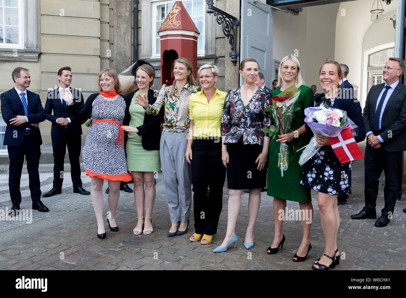 Primo Ministro danese mette Frederiksen presentando il suo gruppo di ministri donna. Foto Stock