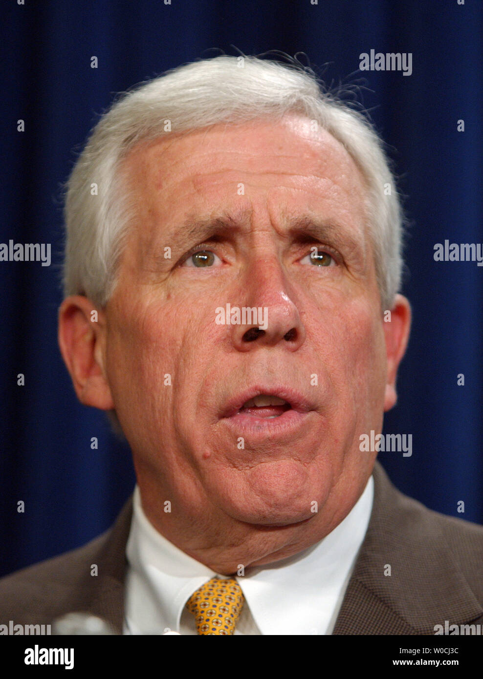 Sost. Frank Wolf, R-Va., parla nel corso di una conferenza stampa tenutasi a discutere di una nuova normativa destinata a ulteriori società democratiche in tutto il mondo il 3 marzo 2005, sul colle del Campidoglio di Washington. (UPI foto/Roger L. Wollenberg) Foto Stock